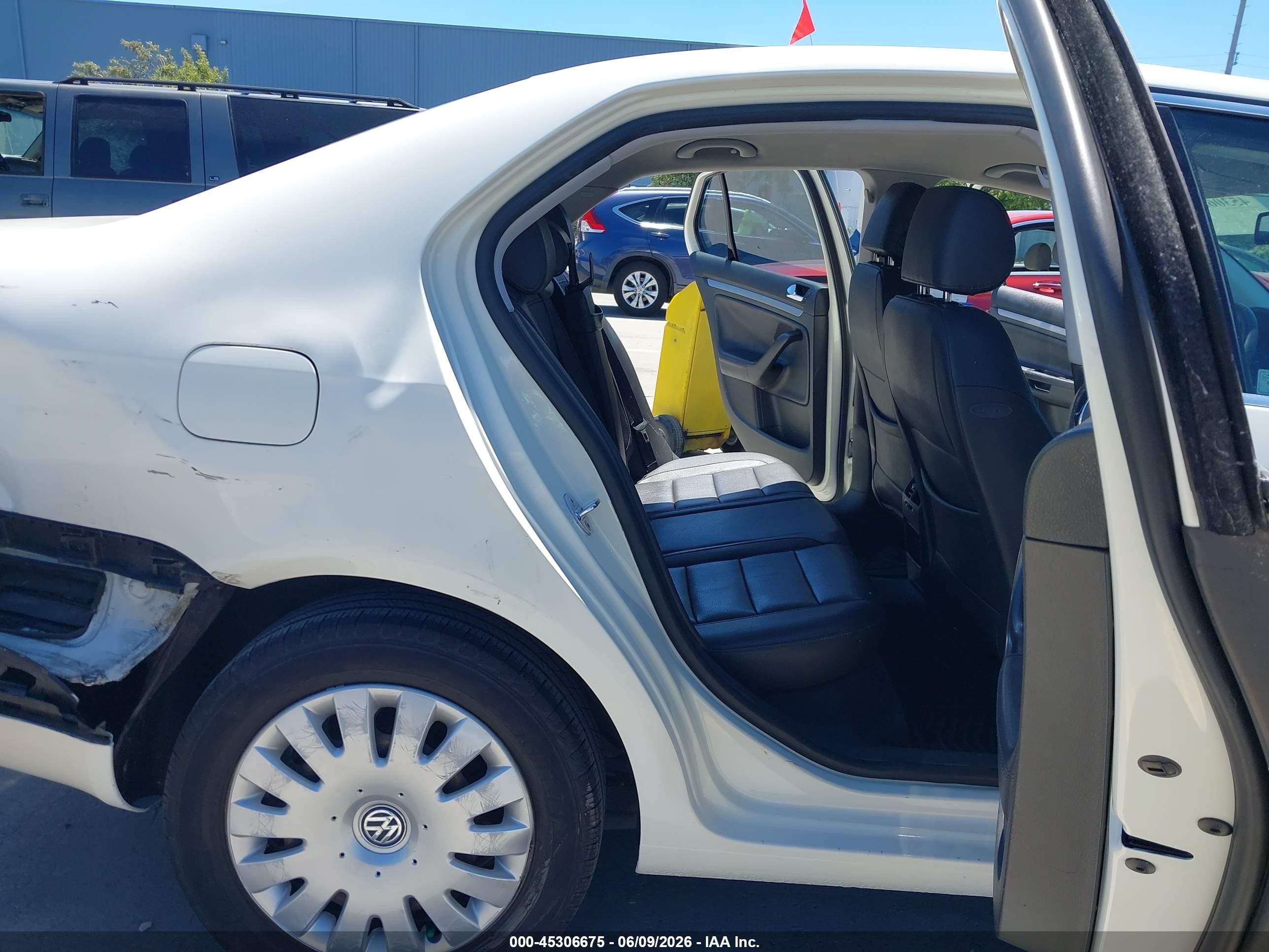 2005 Volkswagen Jetta 2.5 White vin: 3VWRG71K65M614712