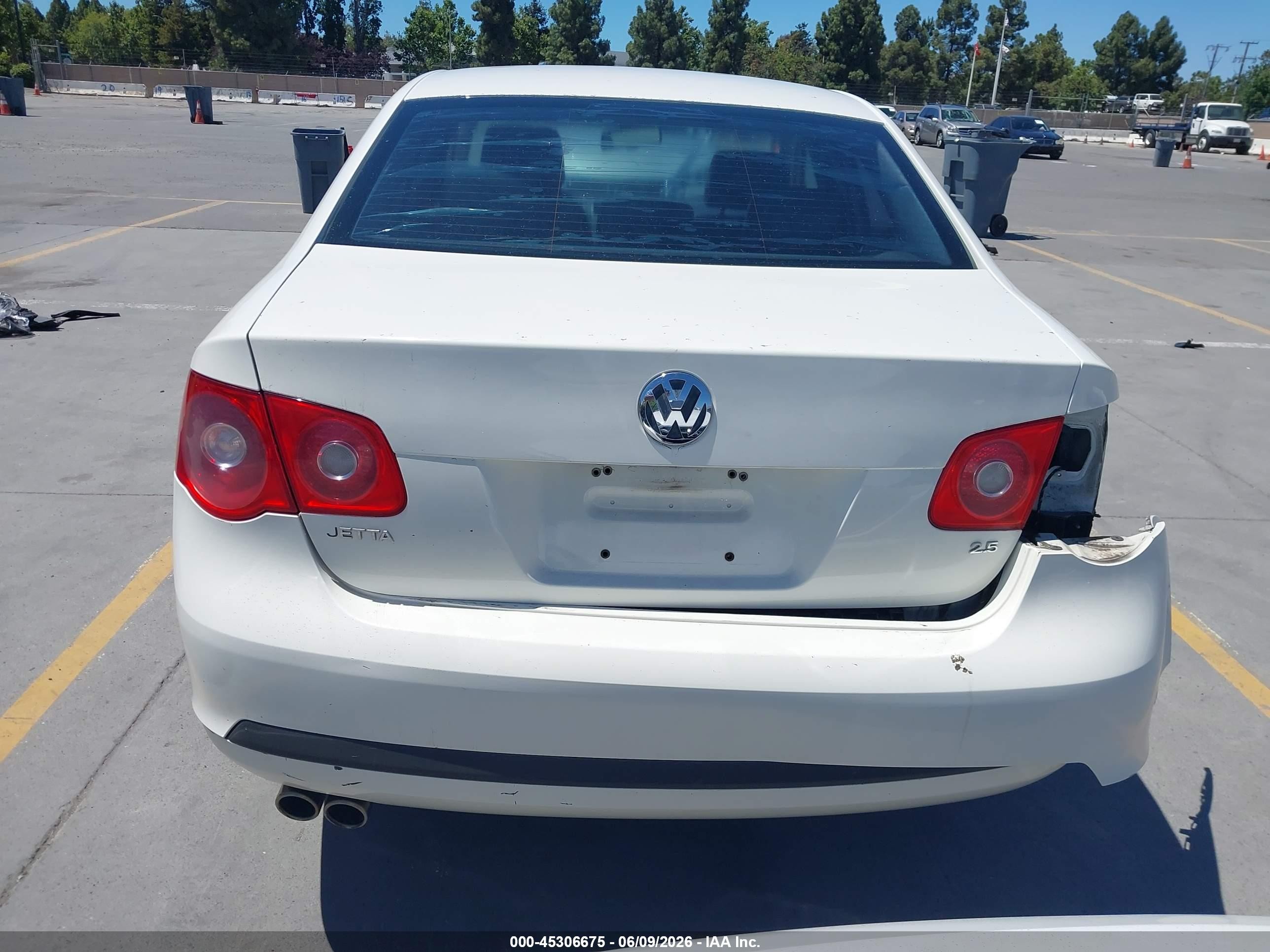 2005 Volkswagen Jetta 2.5 White vin: 3VWRG71K65M614712