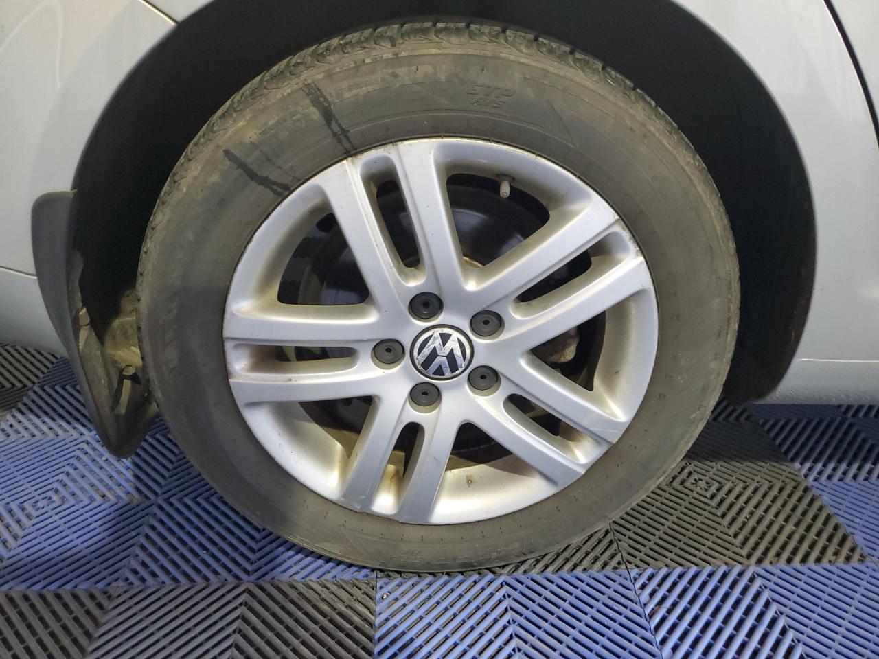 2010 Volkswagen Jetta Tdi Silver vin: 3VWRL7AJ0AM171292 Damage: Right Rear Wheel, Curb Rash, > 12 Inches