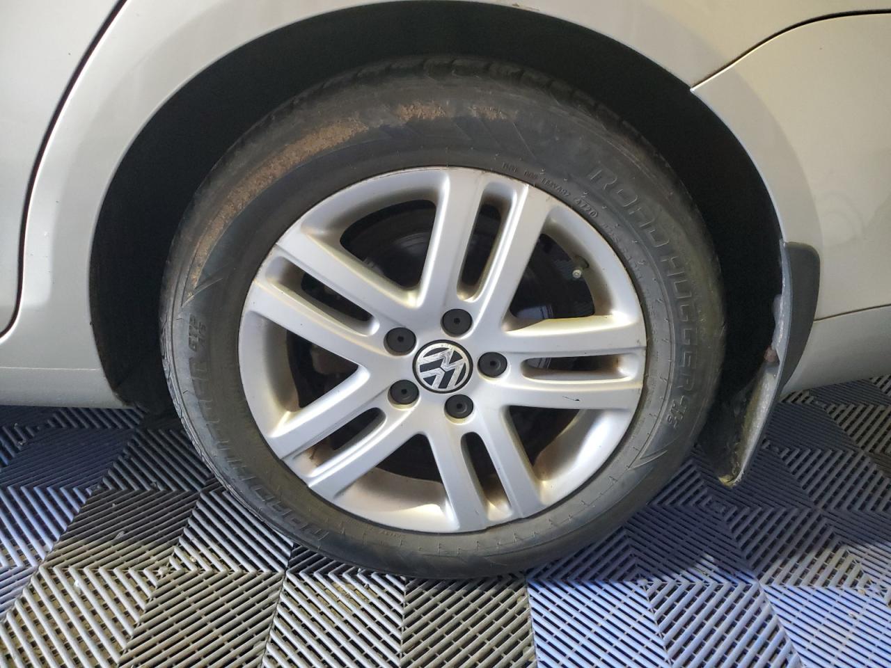 2010 Volkswagen Jetta Tdi Silver vin: 3VWRL7AJ0AM171292 Damage: Left Rear Wheel, Curb Rash, > 12 Inches