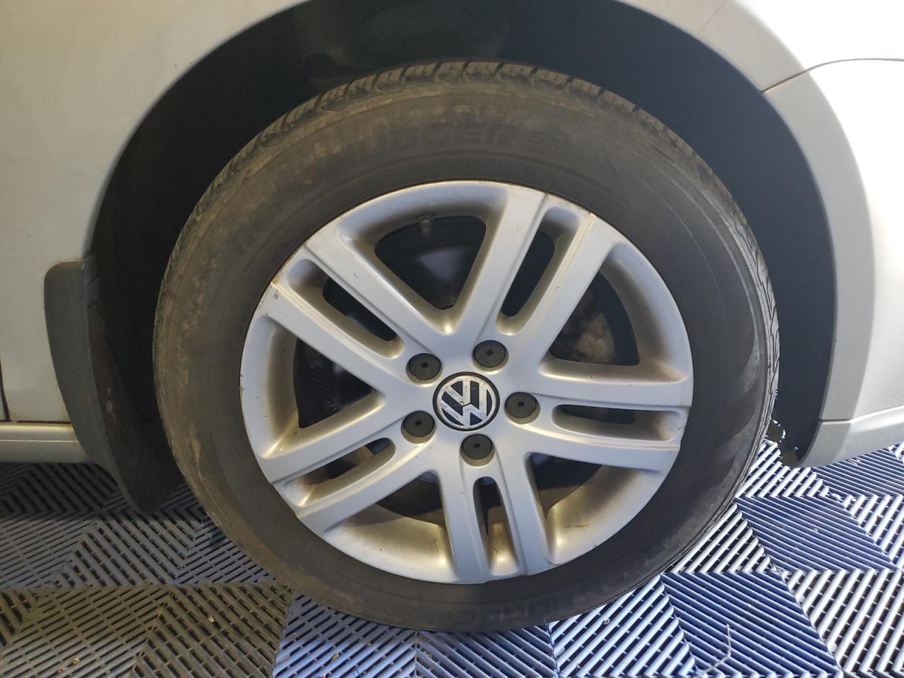 2010 Volkswagen Jetta Tdi Silver vin: 3VWRL7AJ0AM171292 Damage: Right Front Wheel, Curb Rash, > 12 Inches