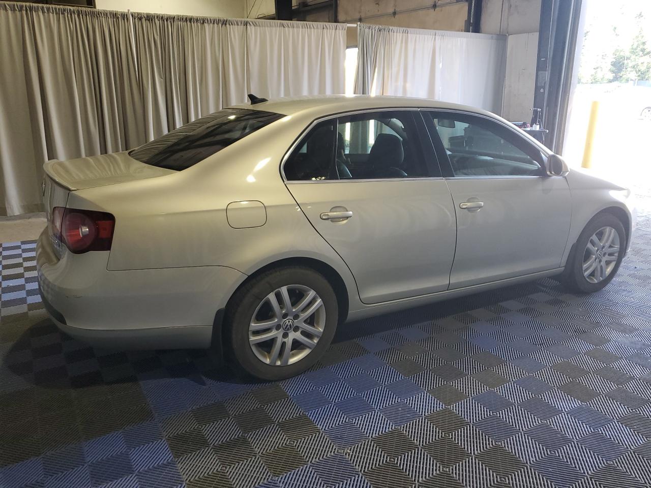 2010 Volkswagen Jetta Tdi Silver vin: 3VWRL7AJ0AM171292 Damage: Right Qtr Panel, Dent(S) W/ Paint Dmg, 2 To 3 Inches
