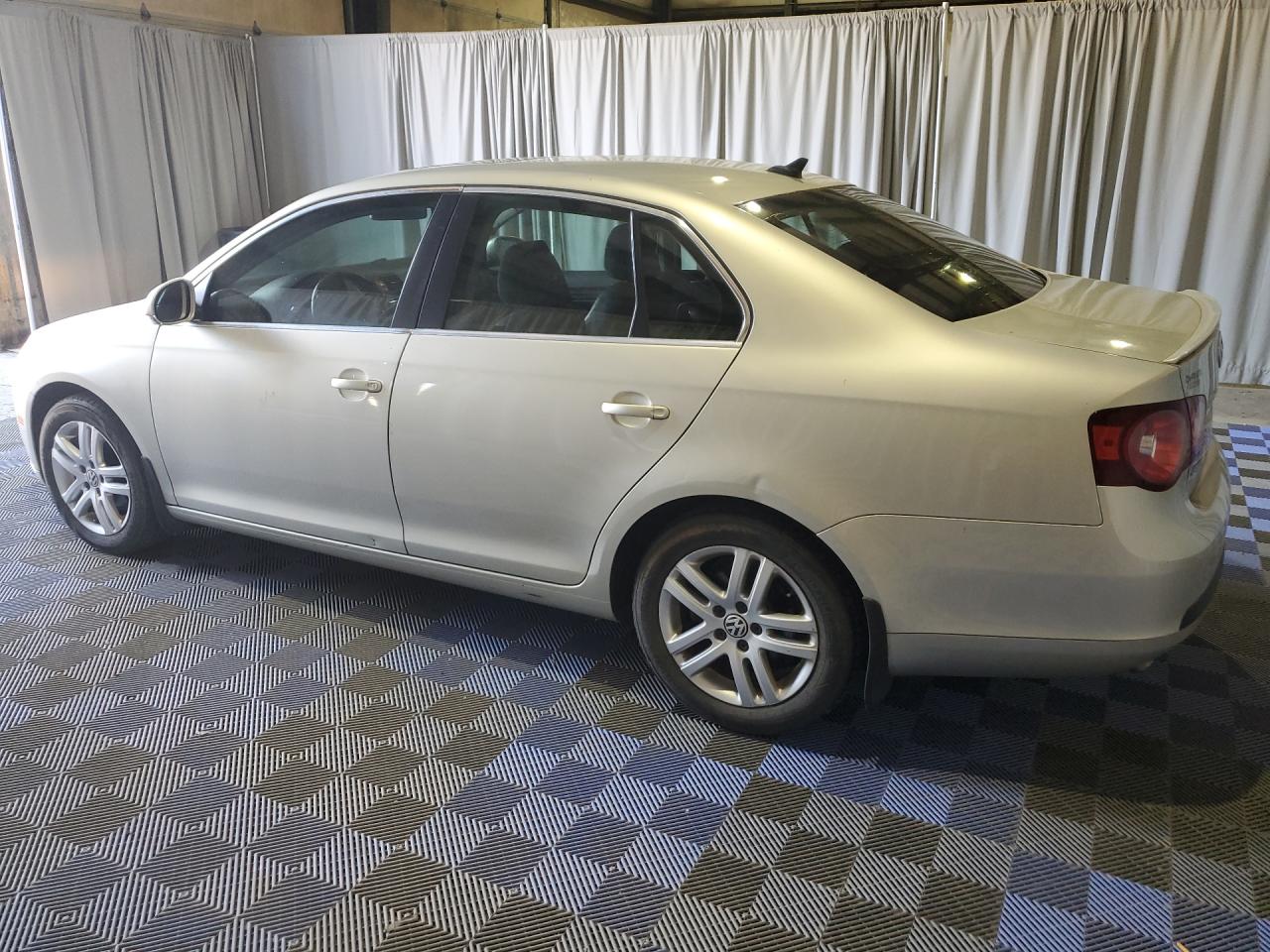 2010 Volkswagen Jetta Tdi Silver vin: 3VWRL7AJ0AM171292 Damage: Left Qtr Panel, Dent(S) W/ Paint Dmg, 3 To 4 Inches