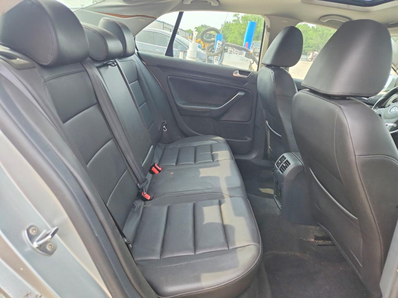 2010 Volkswagen Jetta Tdi Серебряный vin: 3VWRL7AJ5AM043811