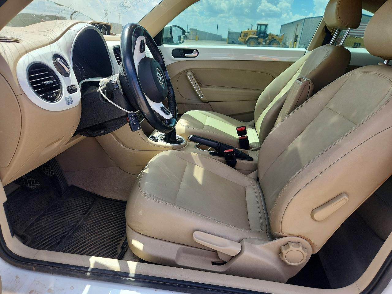 2014 Volkswagen Beetle White vin: 3VWRL7AT9EM654884