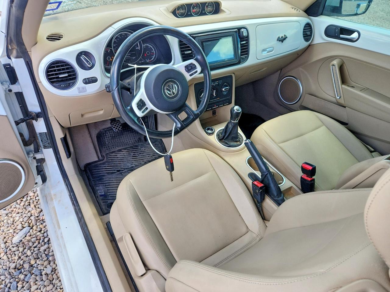 2014 Volkswagen Beetle White vin: 3VWRL7AT9EM654884