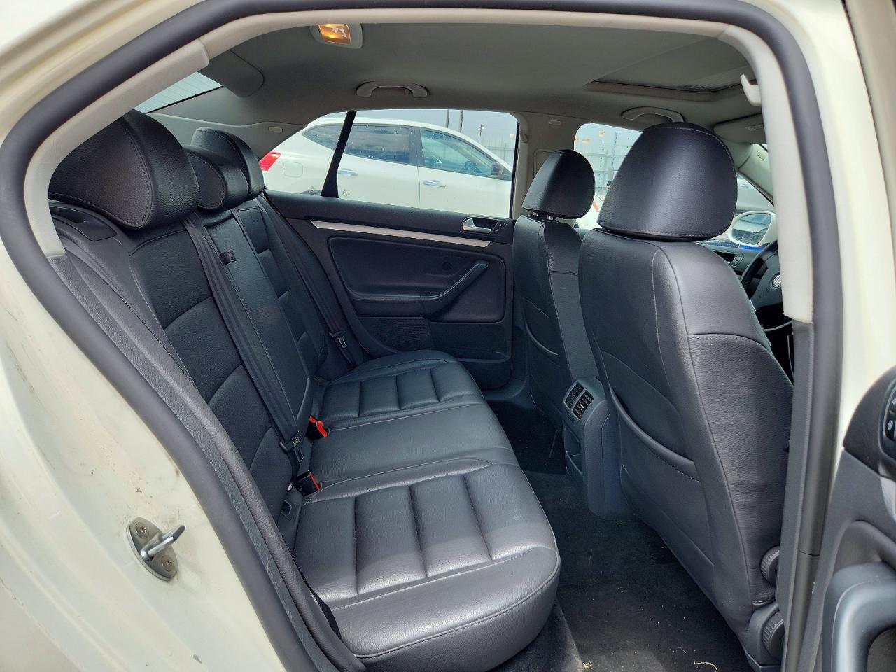 2008 Volkswagen Jetta Se White vin: 3VWRM71K18M174363