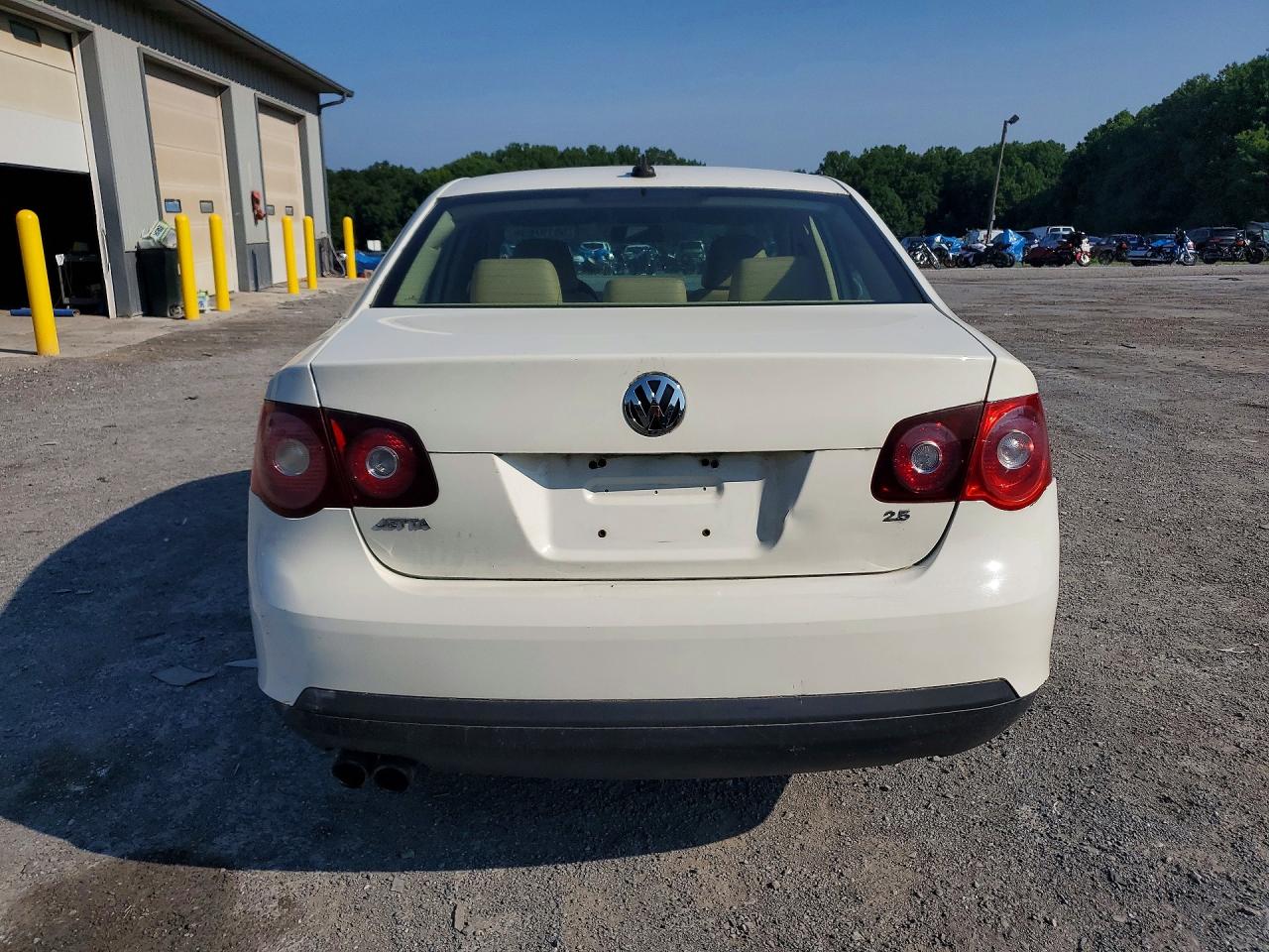 2008 Volkswagen Jetta Cream vin: 3VWRM71K28M107299