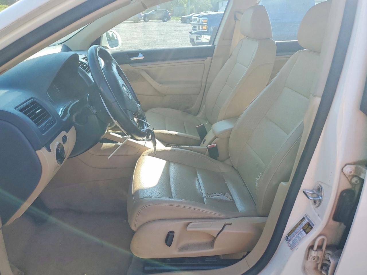 2008 Volkswagen Jetta Cream vin: 3VWRM71K28M107299