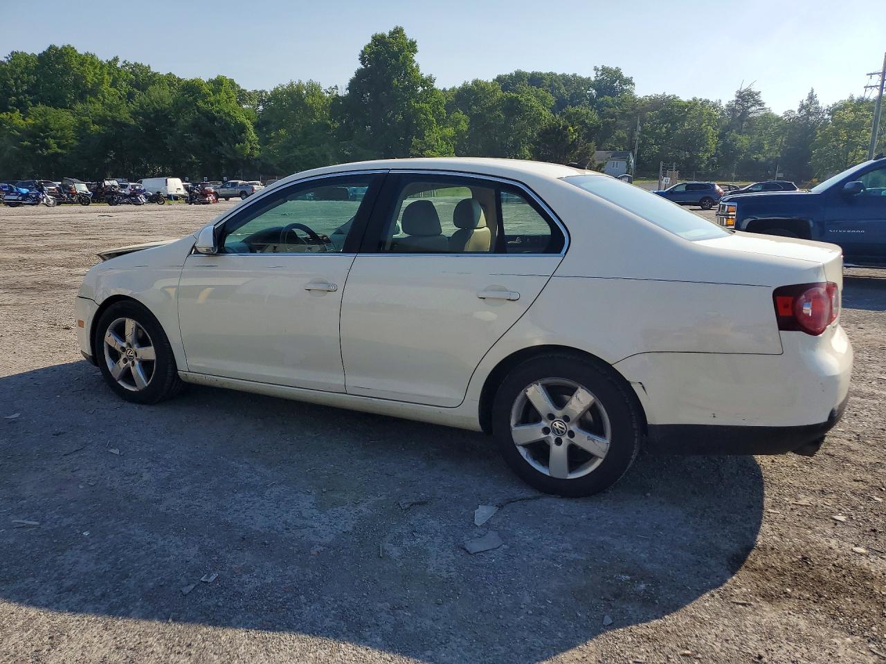 2008 Volkswagen Jetta Cream vin: 3VWRM71K28M107299