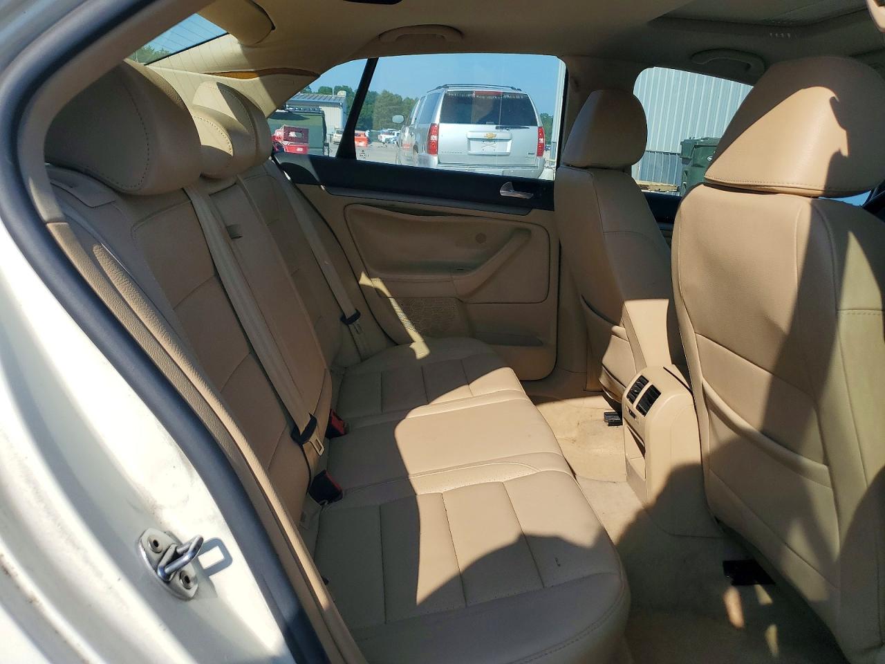 2008 Volkswagen Jetta Cream vin: 3VWRM71K28M107299