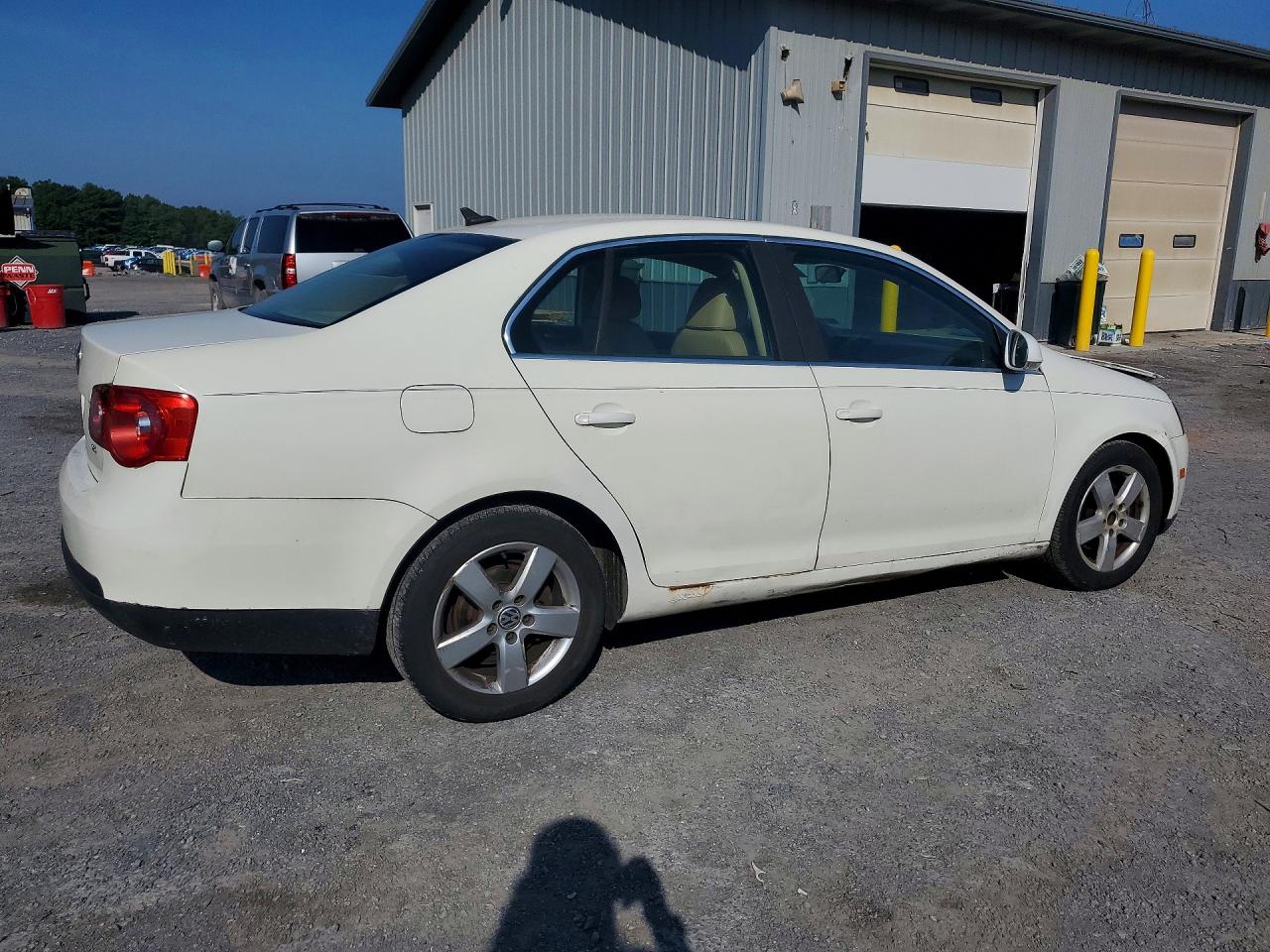 2008 Volkswagen Jetta Cream vin: 3VWRM71K28M107299
