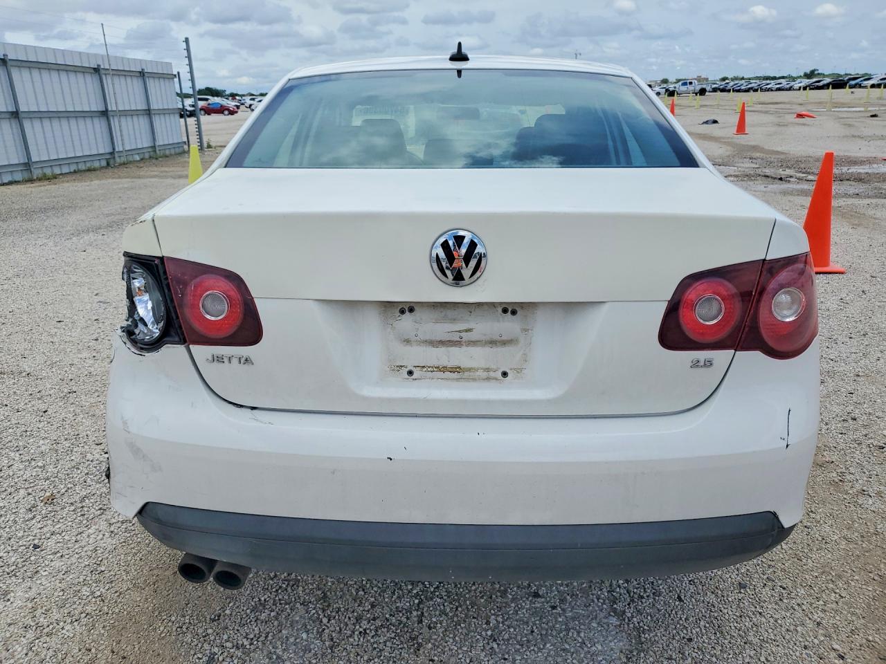 2009 Volkswagen Jetta White vin: 3VWRM71K89M068770