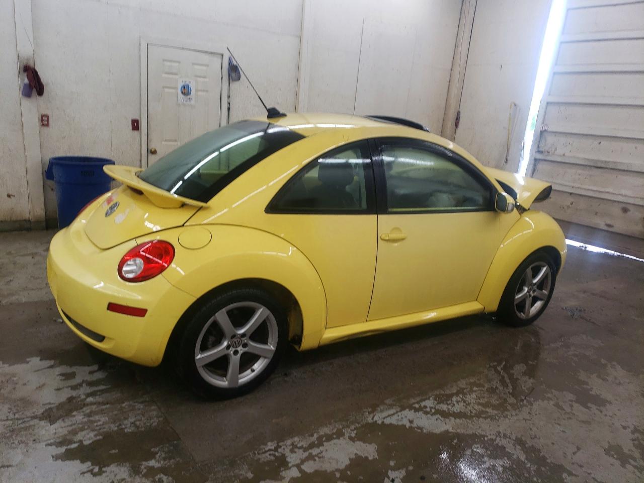 2009 Volkswagen New Beetle S Yellow vin: 3VWRW31C19M511417
