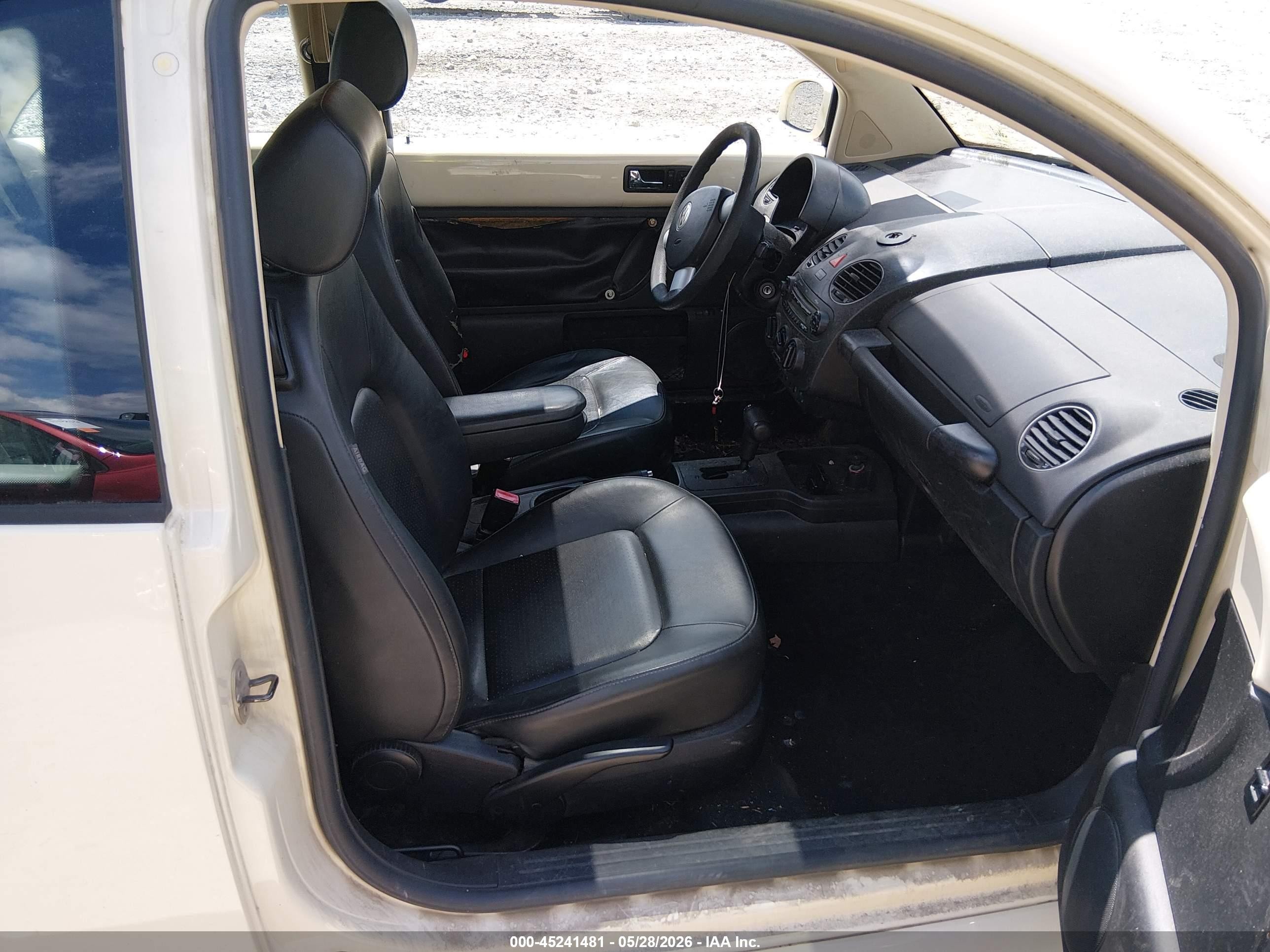 2007 Volkswagen New Beetle 2.5 Cream vin: 3VWRW31C47M521159