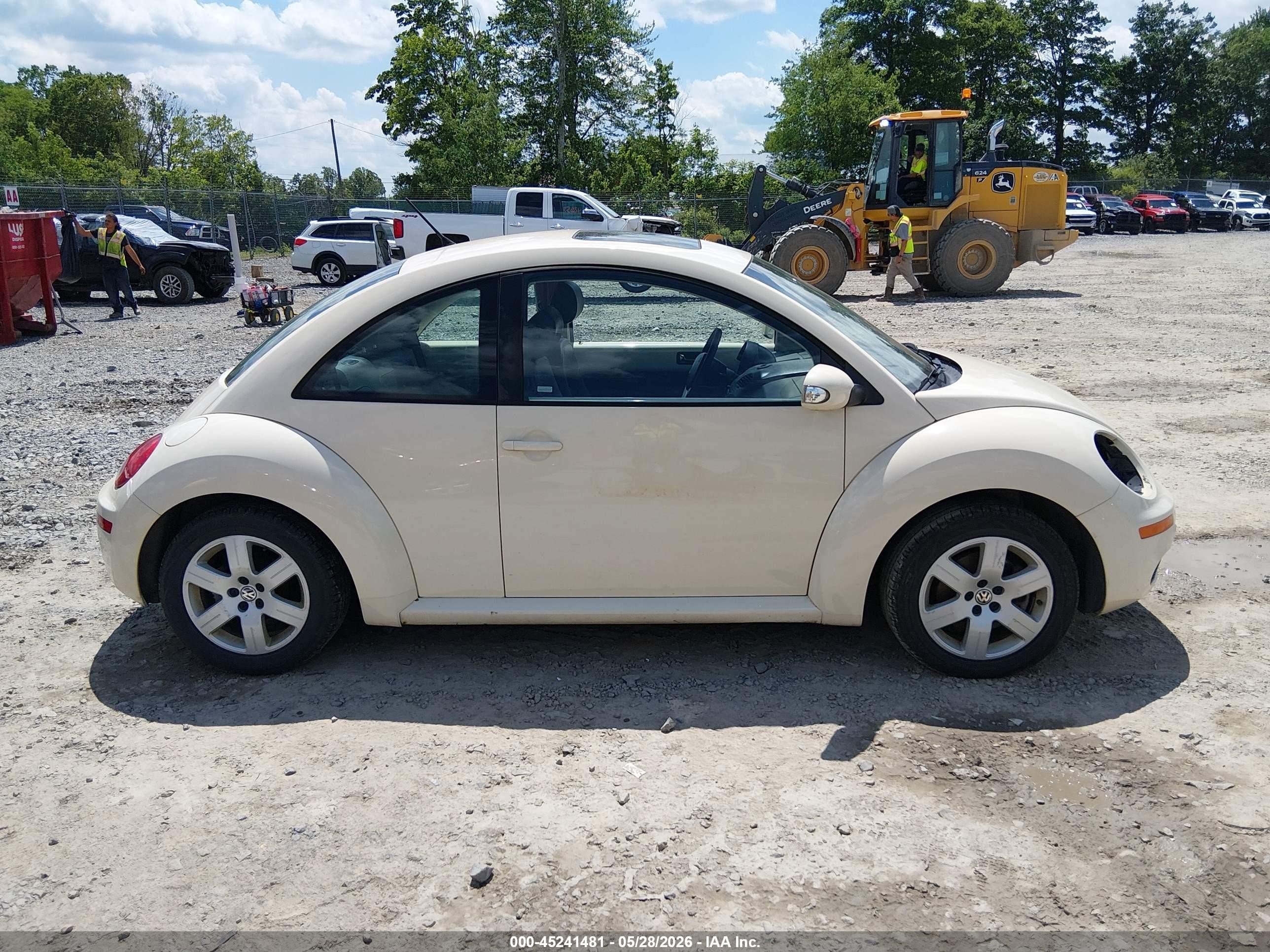 2007 Volkswagen New Beetle 2.5 Cream vin: 3VWRW31C47M521159