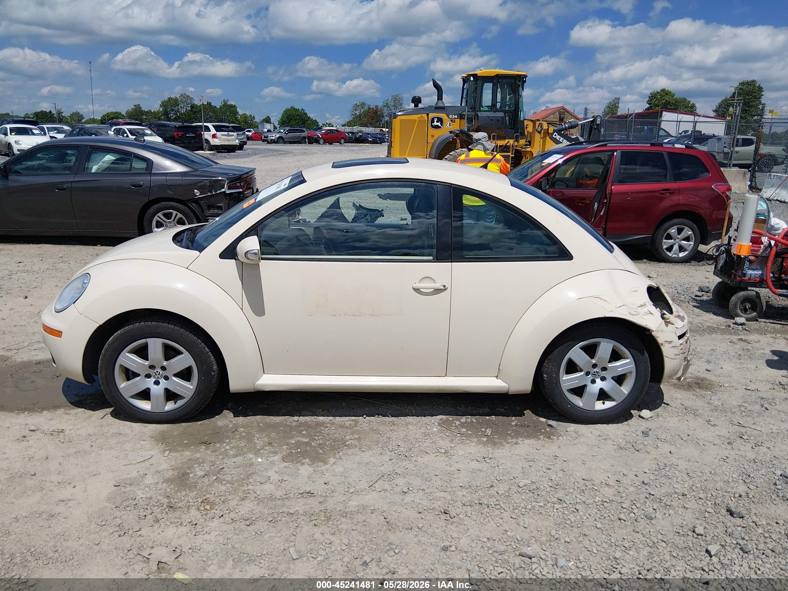 2007 Volkswagen New Beetle 2.5 Cream vin: 3VWRW31C47M521159