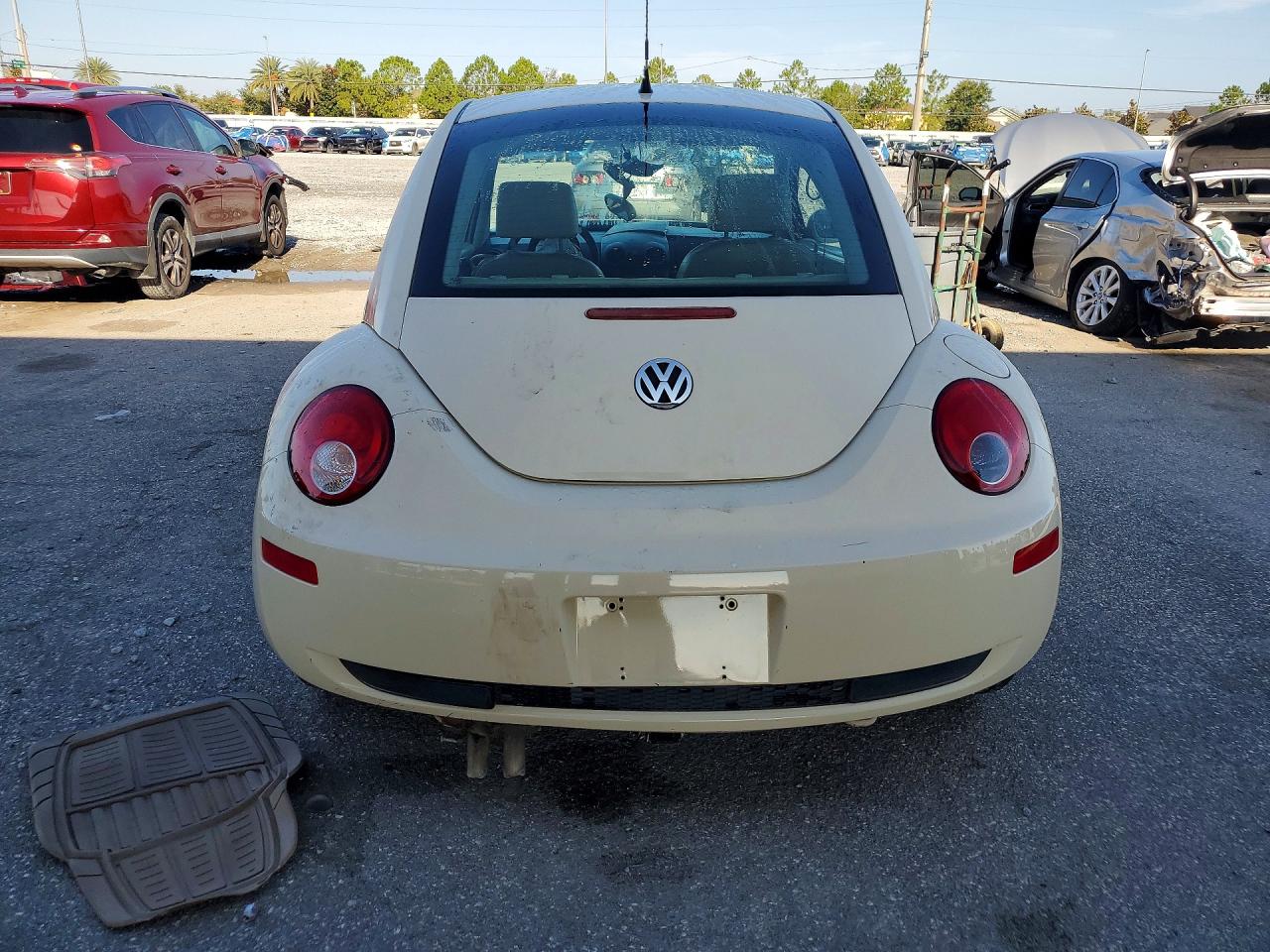 2008 Volkswagen New Beetle S Beige vin: 3VWRW31C68M500301