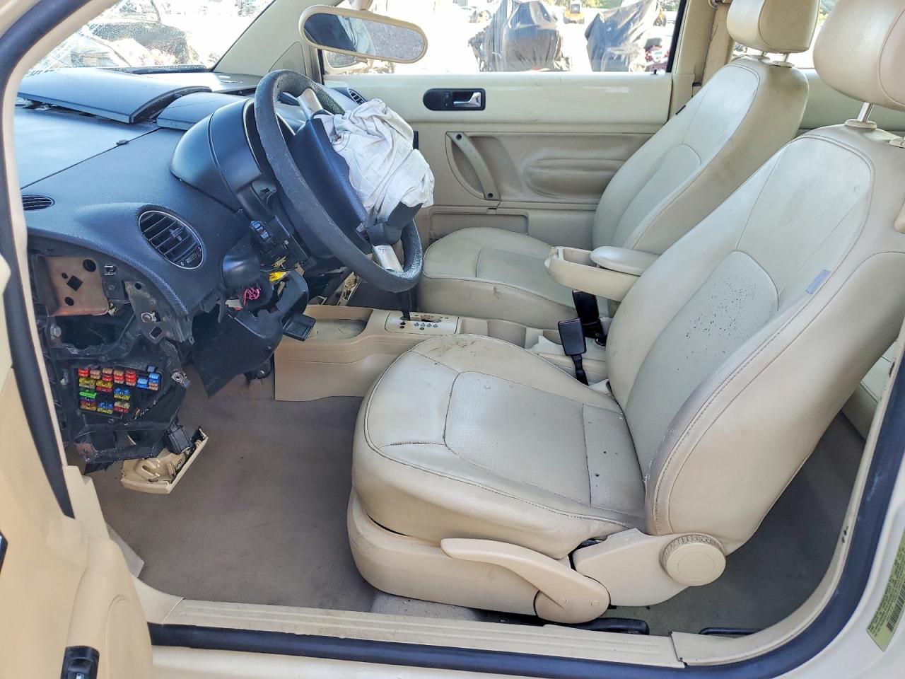 2008 Volkswagen New Beetle S Beige vin: 3VWRW31C68M500301
