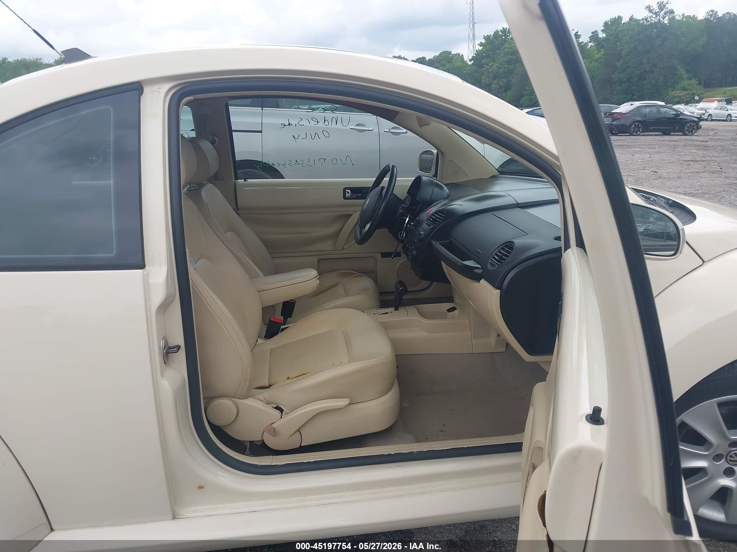 2009 Volkswagen New Beetle 2.5l Tan vin: 3VWRW31C79M517612