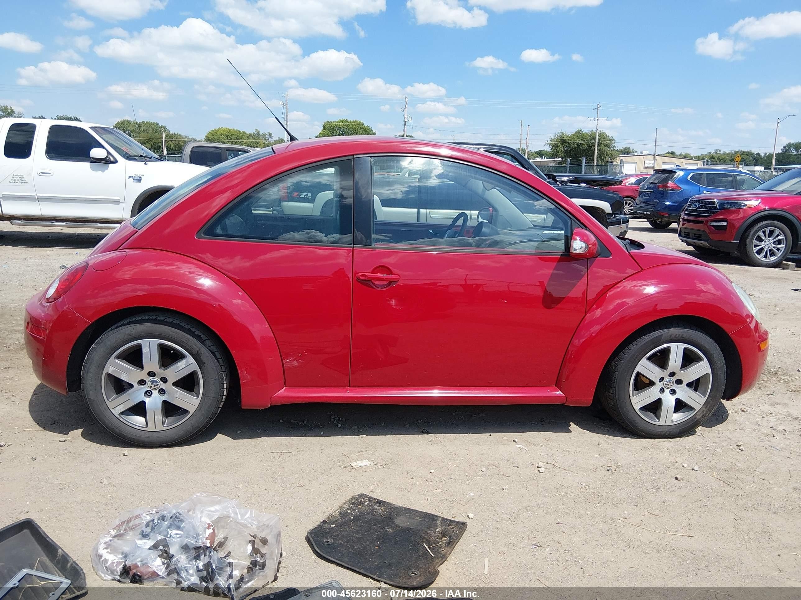2006 Volkswagen New Beetle 2.5 Red vin: 3VWRW31CX6M419217