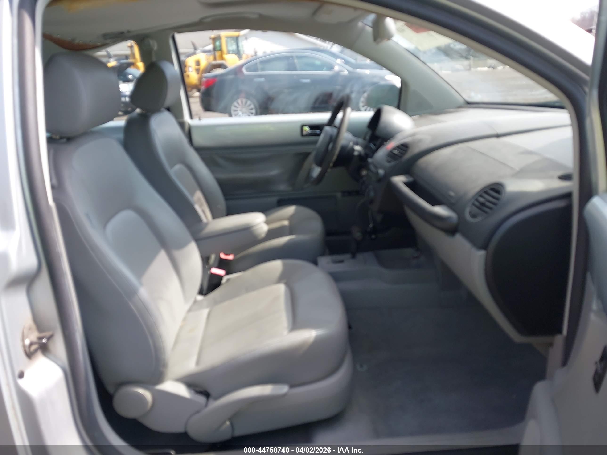 2007 Volkswagen New Beetle 2.5 Silver vin: 3VWRW31CX7M514362