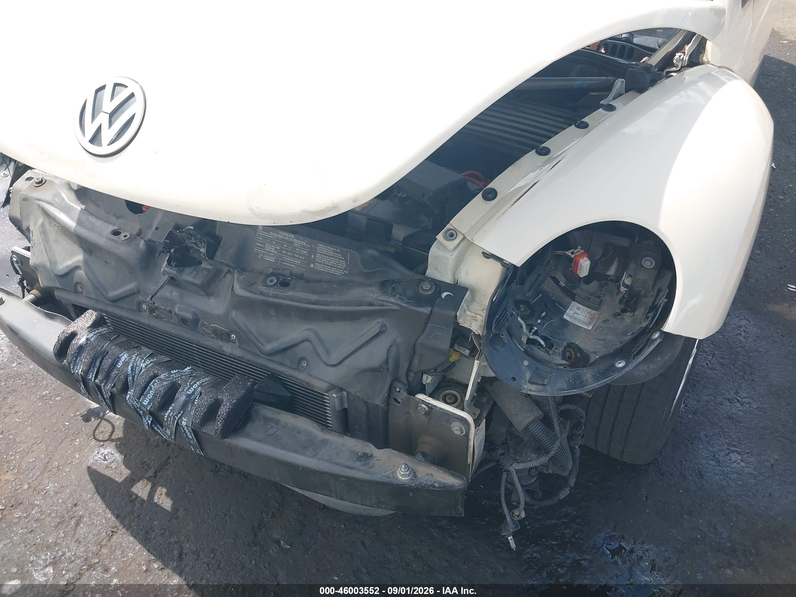 2010 Volkswagen New Beetle 2.5l Белый vin: 3VWRW3AL2AM010153