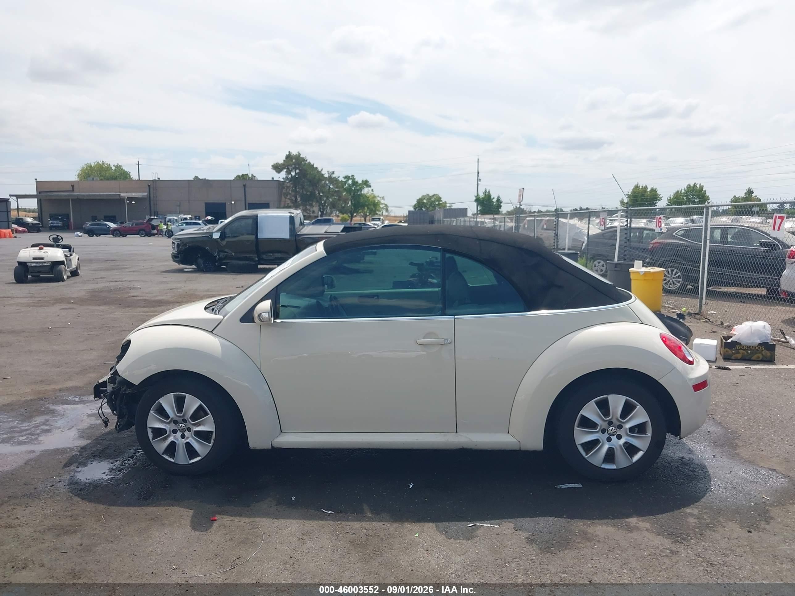 2010 Volkswagen New Beetle 2.5l Белый vin: 3VWRW3AL2AM010153