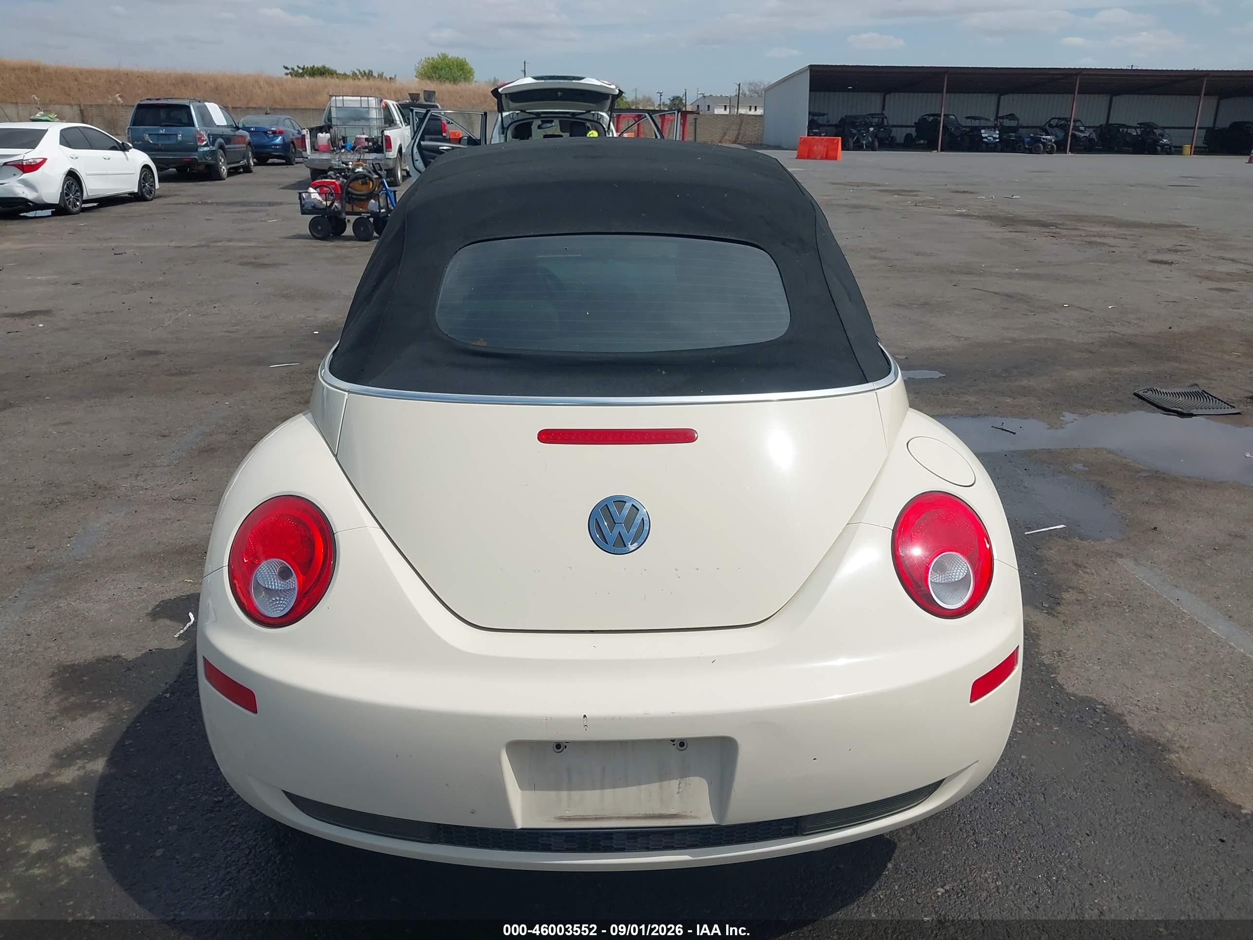 2010 Volkswagen New Beetle 2.5l Белый vin: 3VWRW3AL2AM010153