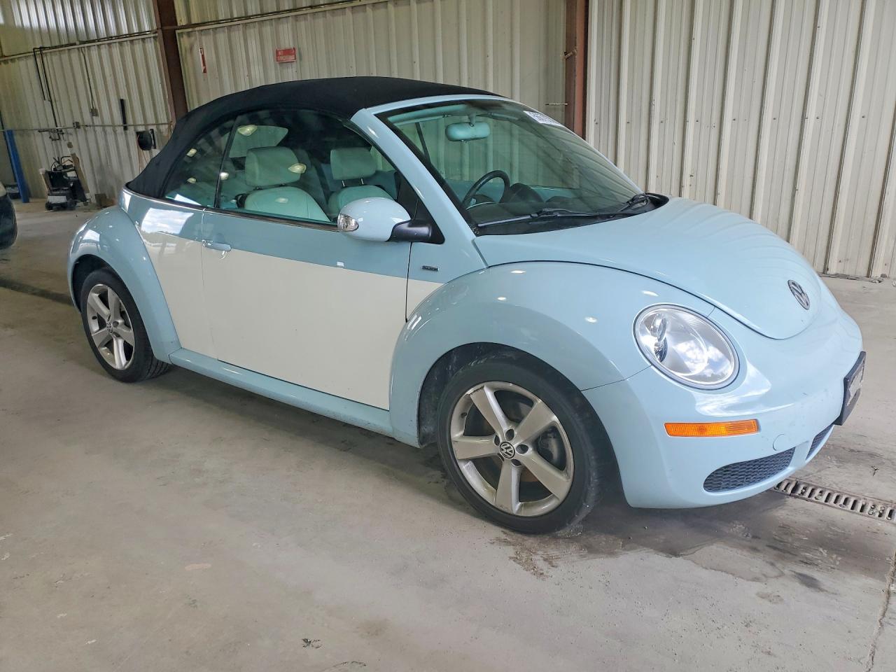 2010 Volkswagen New Beetle Two Tone vin: 3VWRW3AL9AM004933