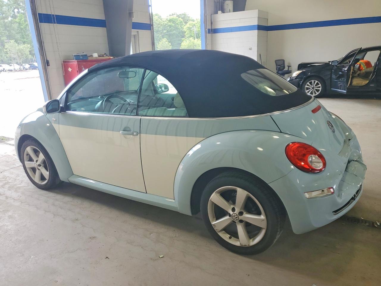 2010 Volkswagen New Beetle Two Tone vin: 3VWRW3AL9AM004933
