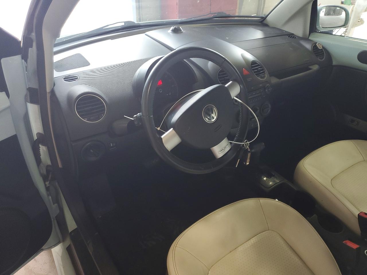 2010 Volkswagen New Beetle Two Tone vin: 3VWRW3AL9AM004933