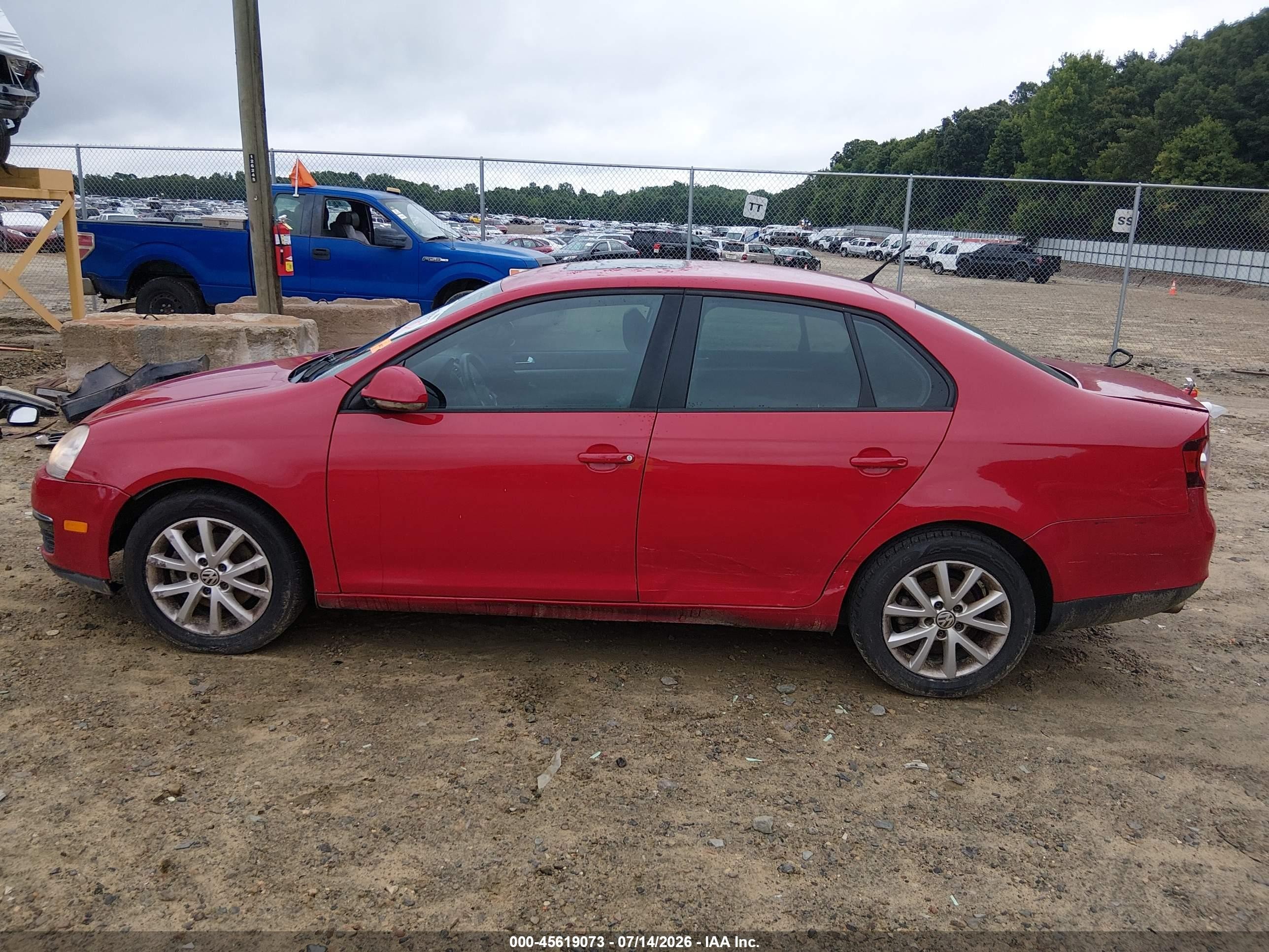 2010 Volkswagen Jetta Limited Edition Red vin: 3VWRX7AJ2AM149900