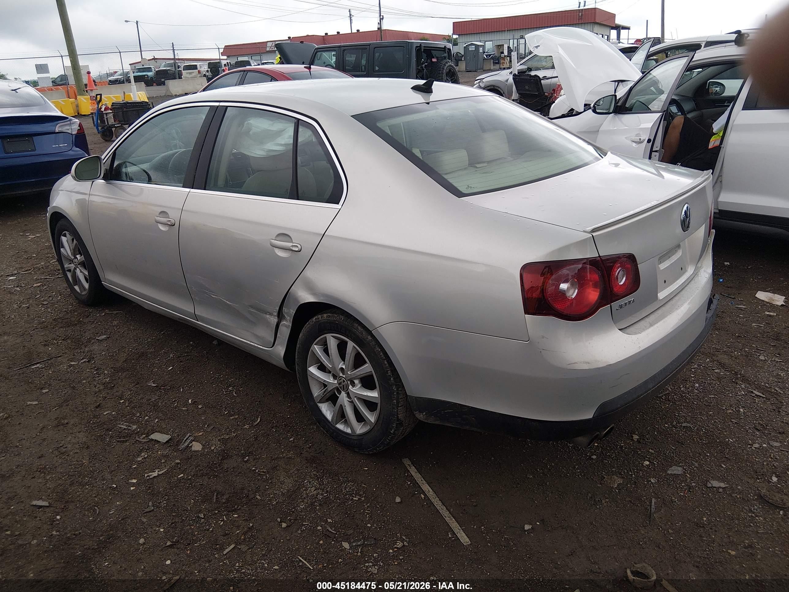 2010 Volkswagen Jetta Se Cream vin: 3VWRX7AJ9AM025137