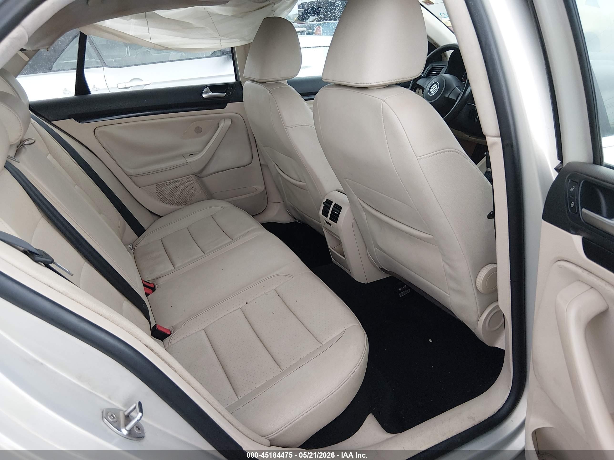 2010 Volkswagen Jetta Se Cream vin: 3VWRX7AJ9AM025137