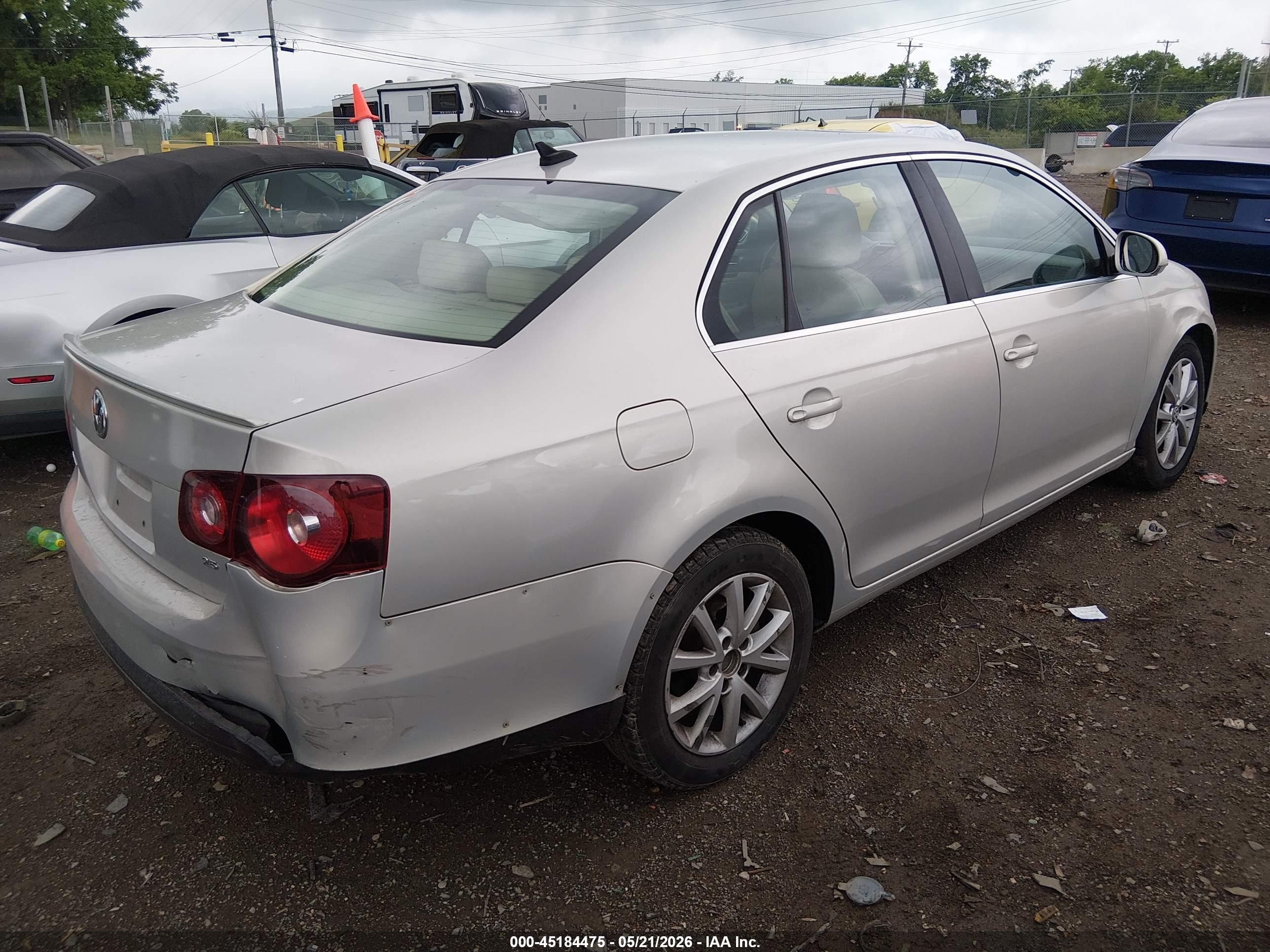 2010 Volkswagen Jetta Se Cream vin: 3VWRX7AJ9AM025137