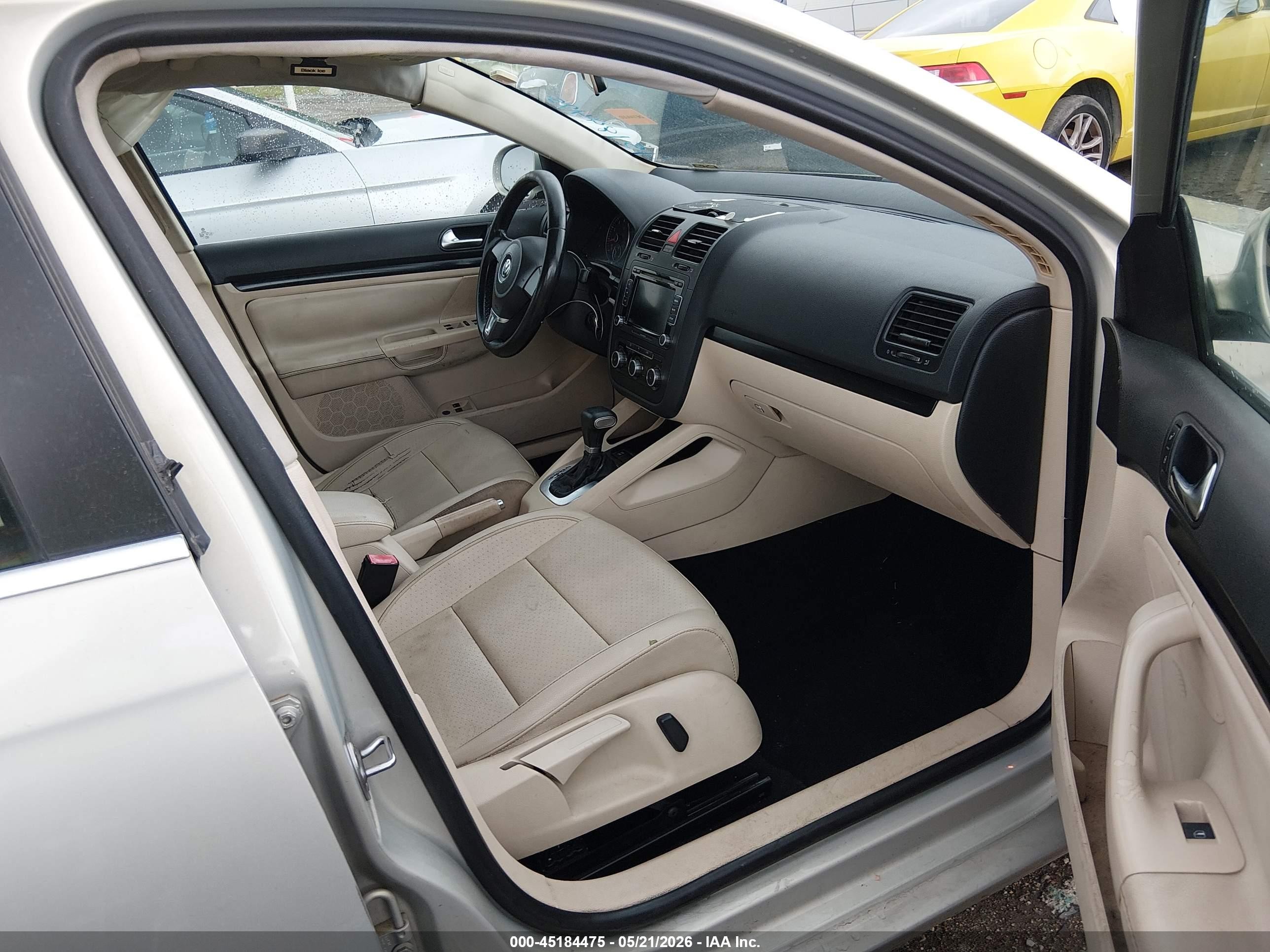 2010 Volkswagen Jetta Se Cream vin: 3VWRX7AJ9AM025137
