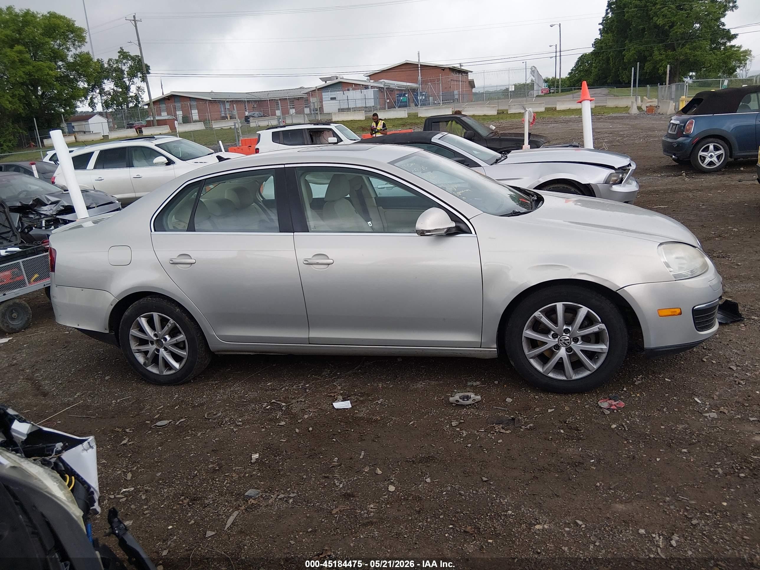 2010 Volkswagen Jetta Se Cream vin: 3VWRX7AJ9AM025137