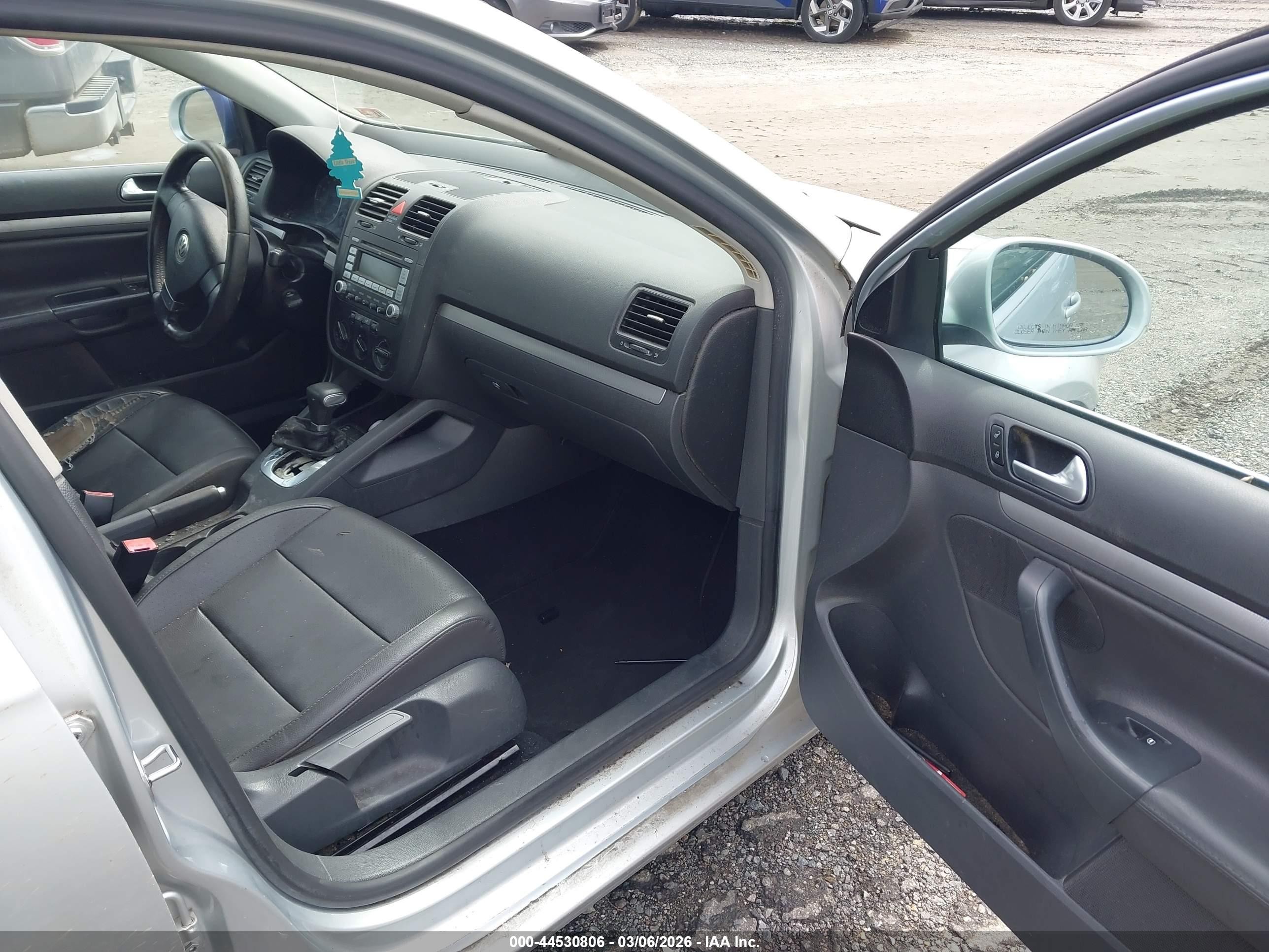 2008 Volkswagen Jetta Se Серебряный vin: 3VWRZ71K08M090312
