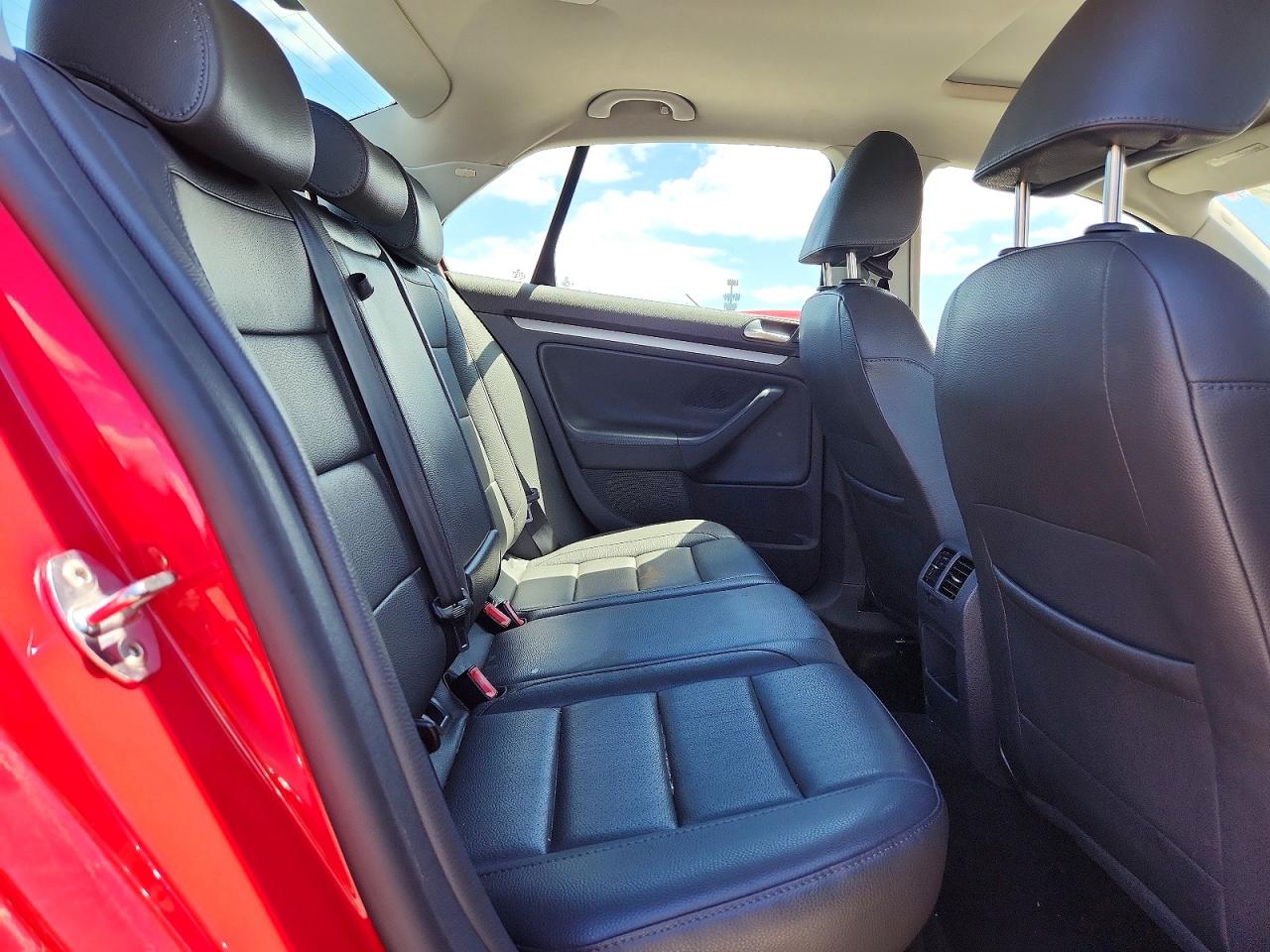 2009 Volkswagen Jetta Red vin: 3VWRZ71K79M036720