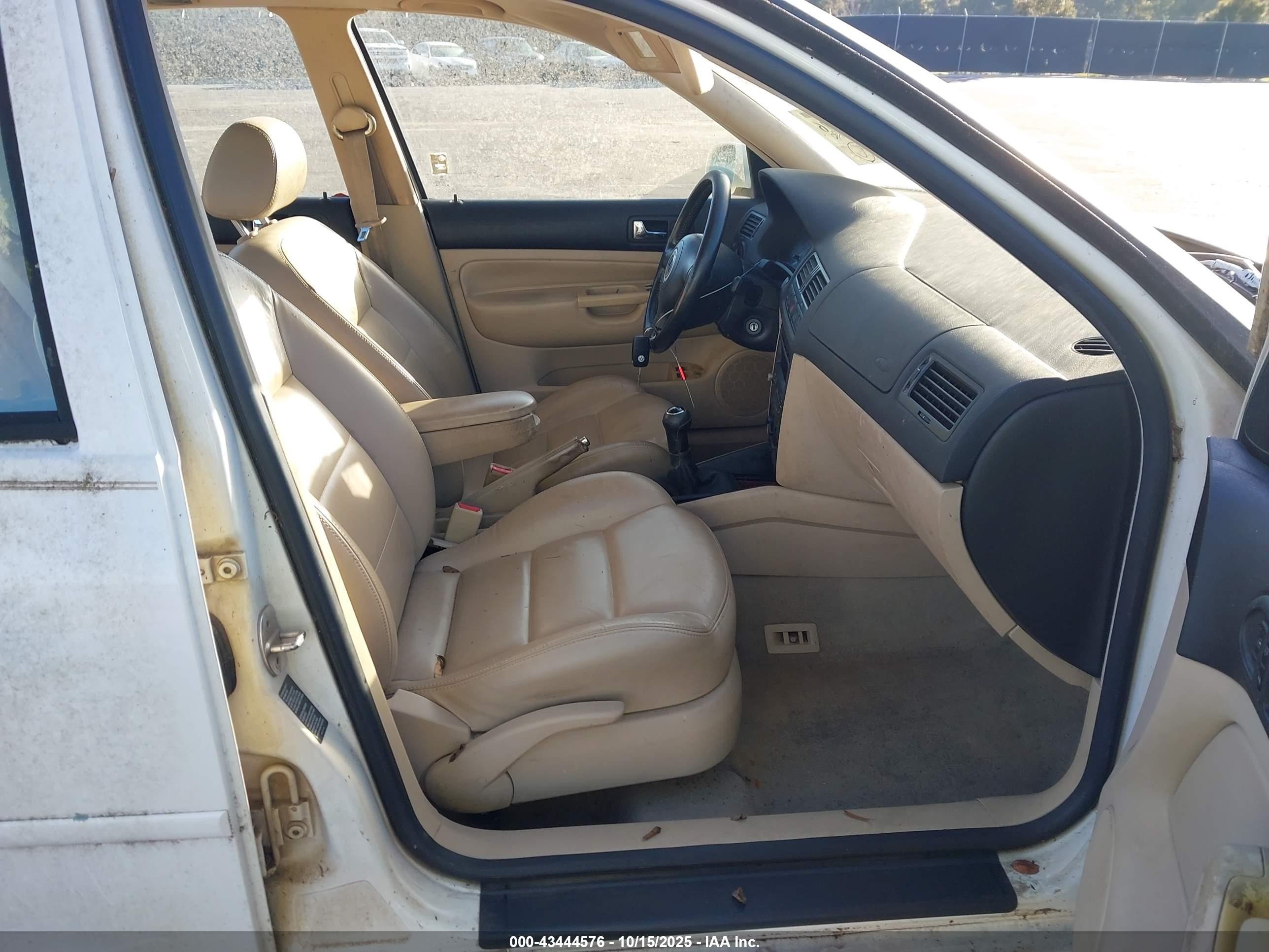 2000 Volkswagen Jetta Gls White vin: 3VWSA29M5YM039759