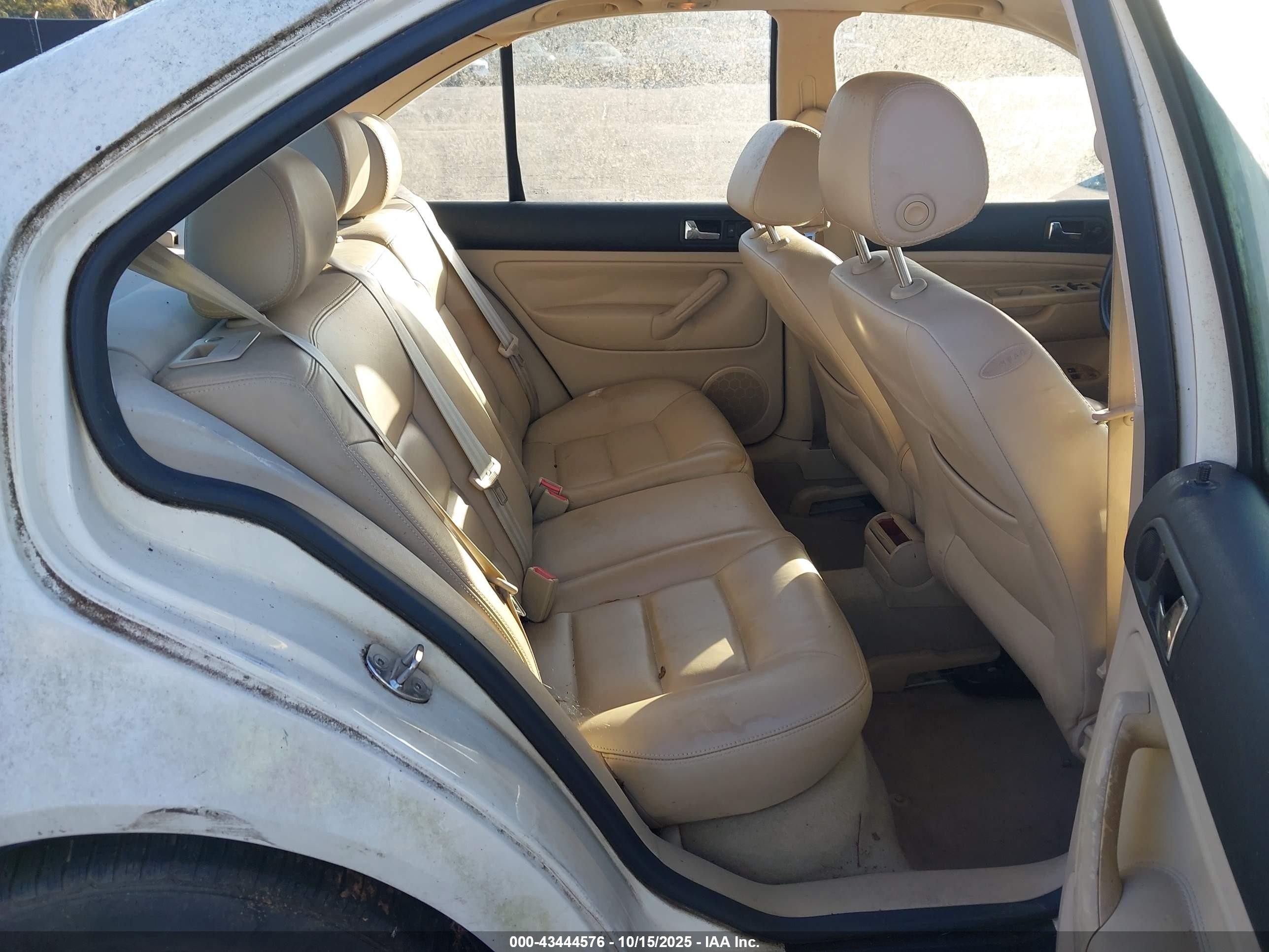 2000 Volkswagen Jetta Gls White vin: 3VWSA29M5YM039759