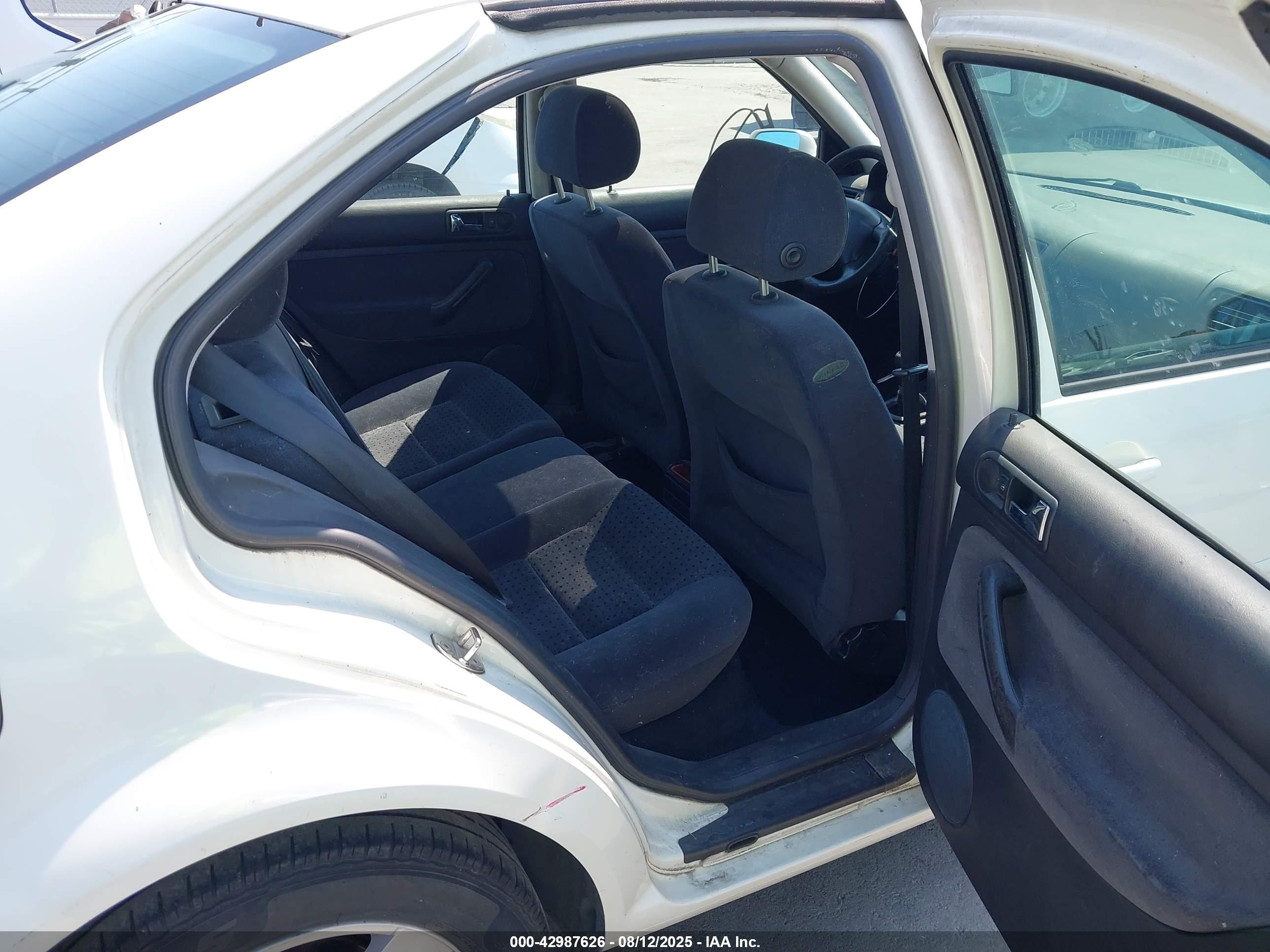 1999 Volkswagen Jetta Gls White vin: 3VWSC29M2XM064417