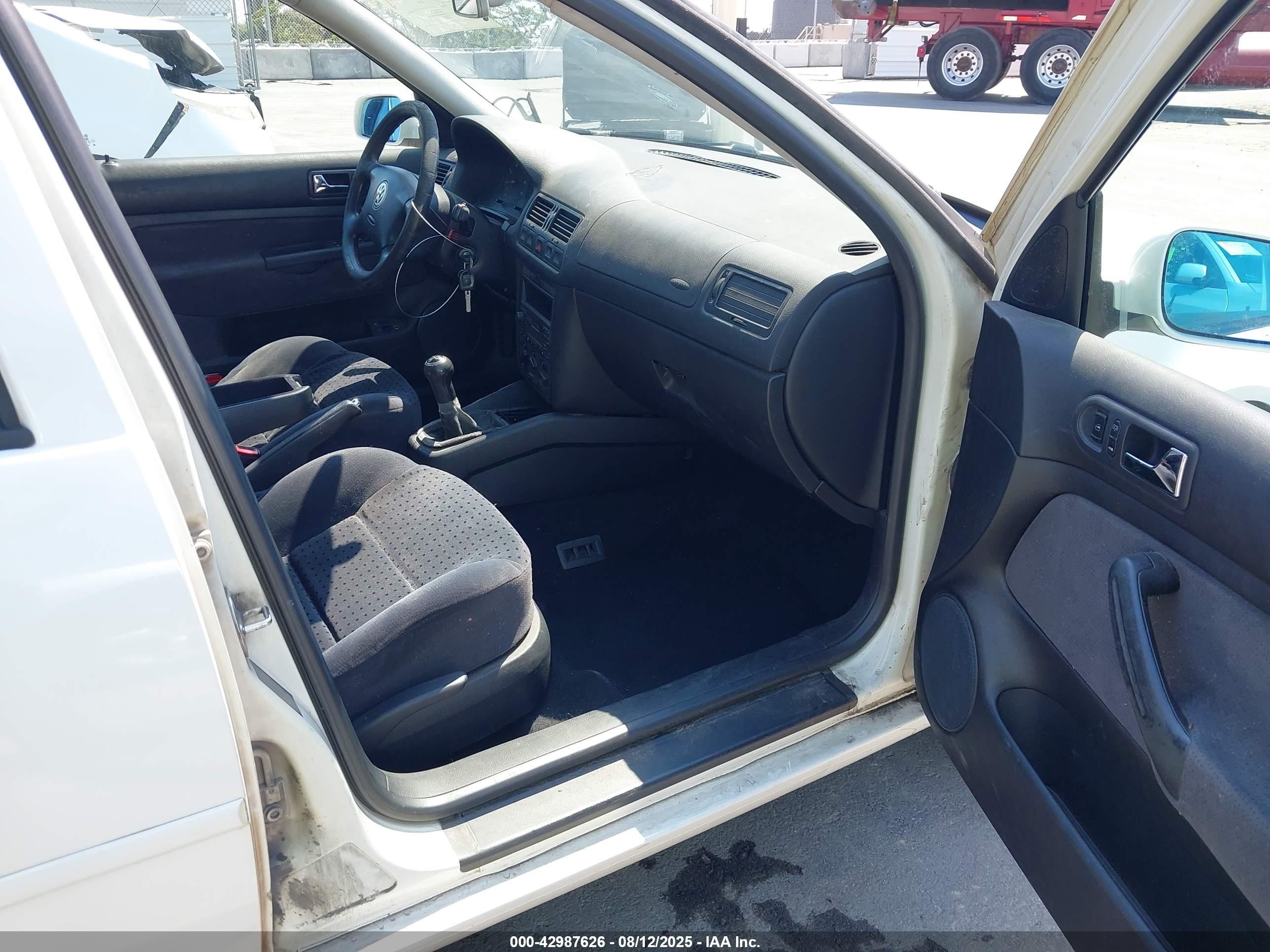 1999 Volkswagen Jetta Gls White vin: 3VWSC29M2XM064417