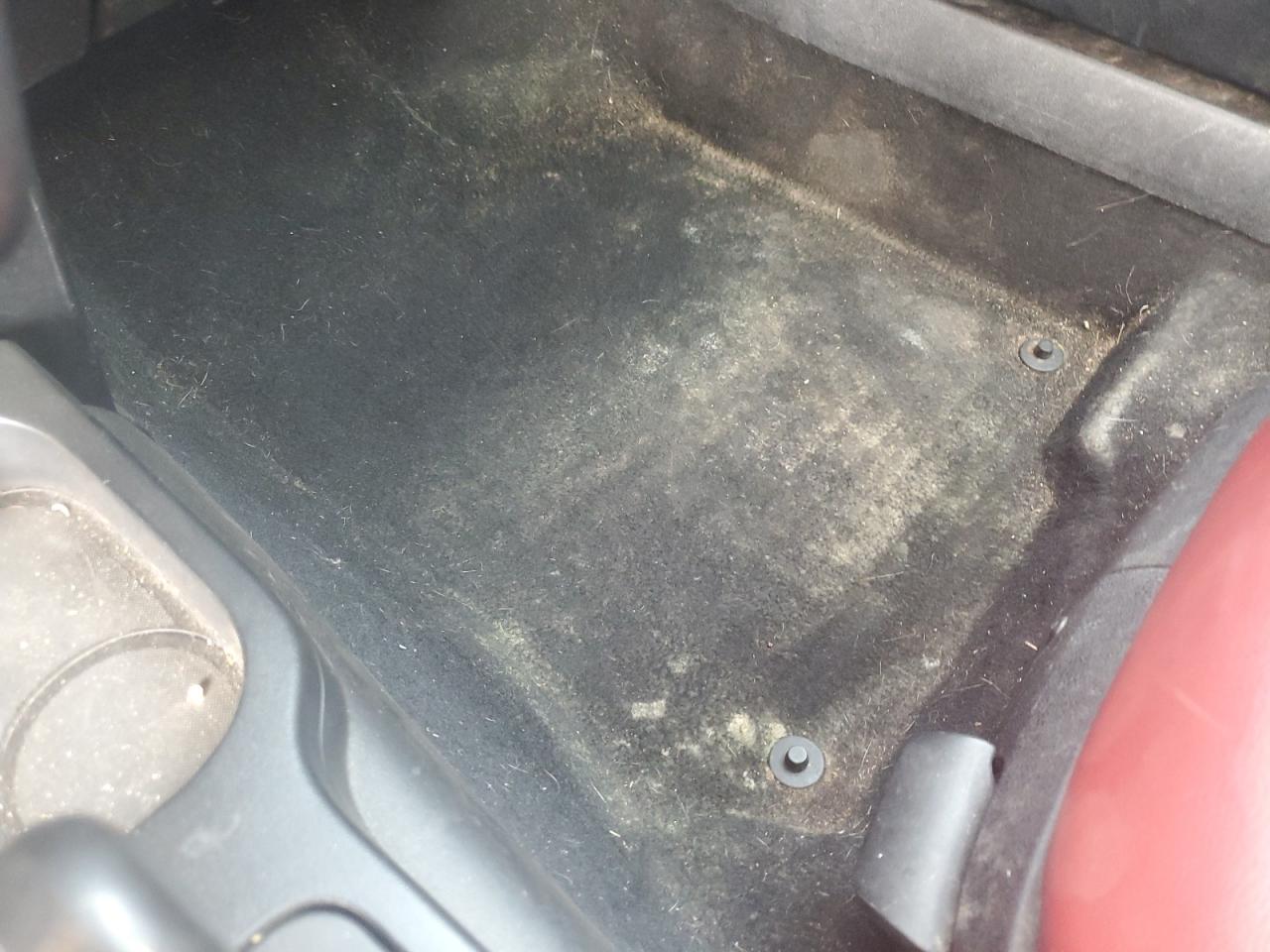 2009 Volkswagen New Beetle Blush Edition Серебряный vin: 3VWSF31Y49M412247 Damage: Right Front Carpet, Stained, Permanent
