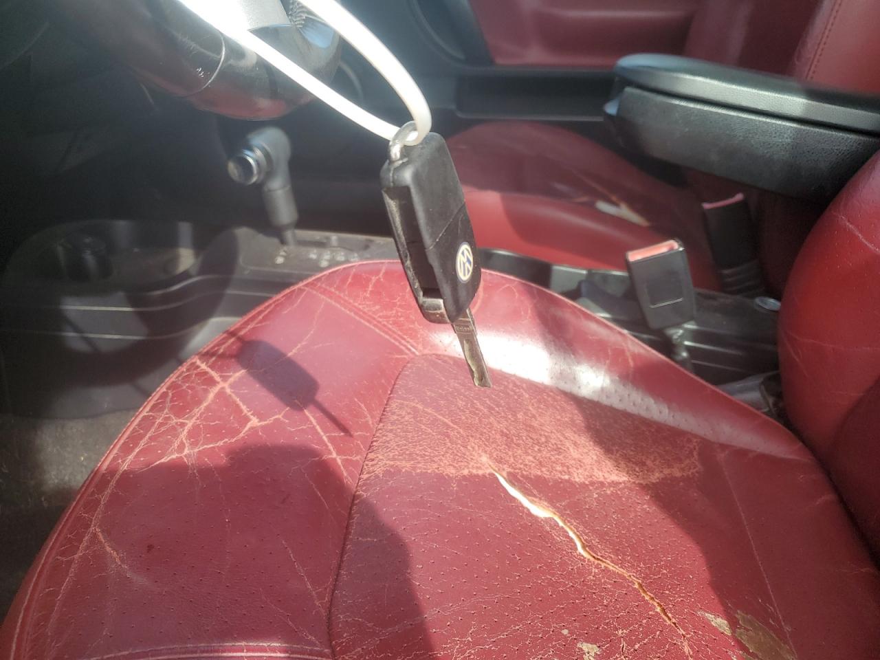 2009 Volkswagen New Beetle Blush Edition Серебряный vin: 3VWSF31Y49M412247 Damage: Right Front Seat, Torn, > 12 Inches