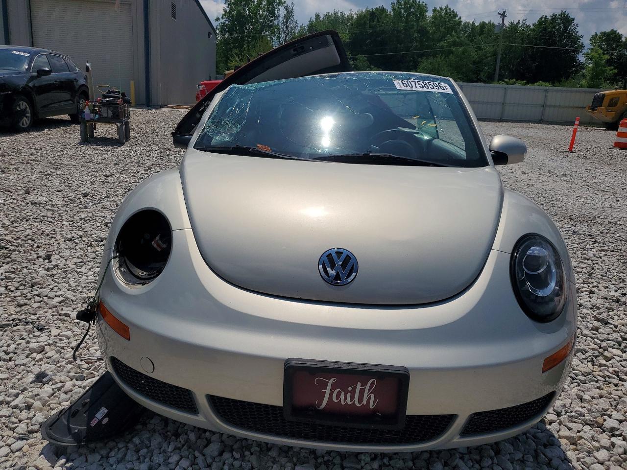 2009 Volkswagen New Beetle Blush Edition Silver vin: 3VWSF31YX9M409708