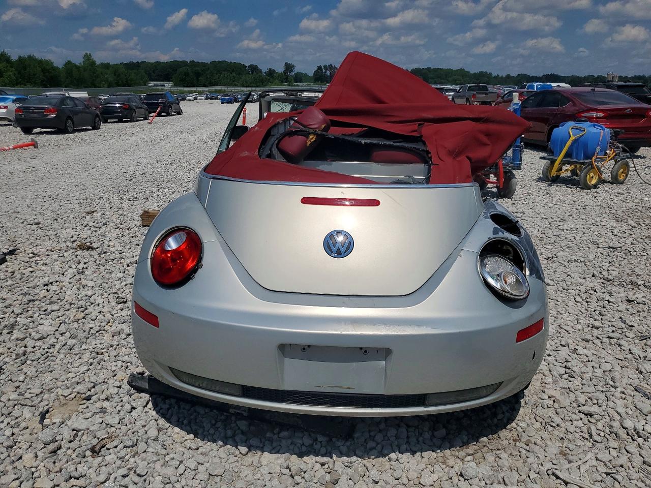 2009 Volkswagen New Beetle Blush Edition Silver vin: 3VWSF31YX9M409708