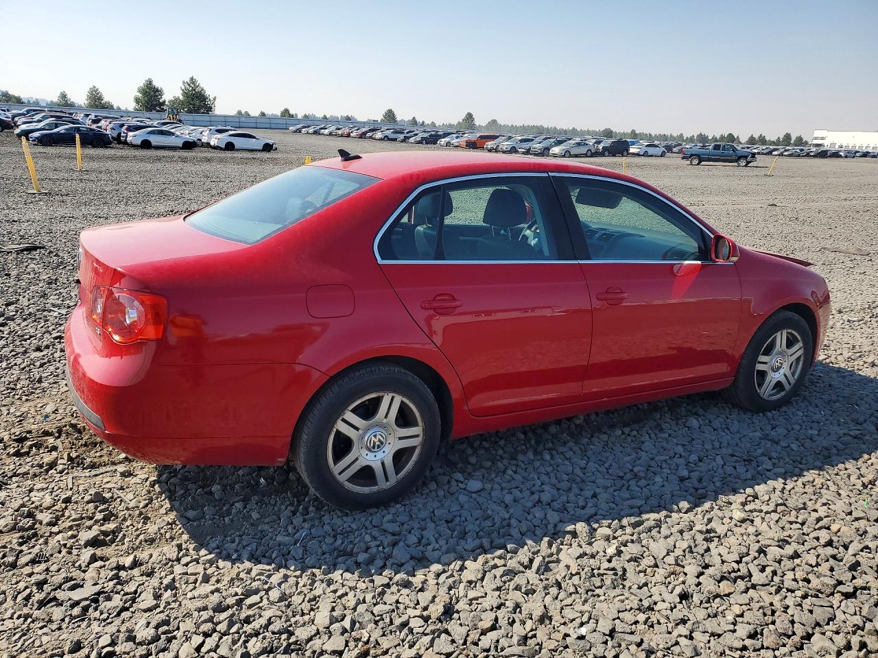 2007 Volkswagen Jetta 2.5 Option Package 1 Red vin: 3VWSF71K57M063311