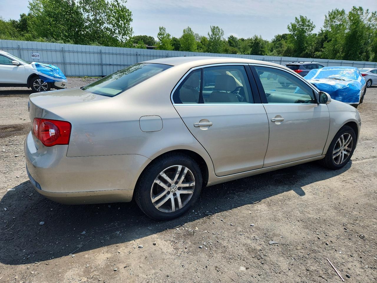 2005 Volkswagen New Jetta 2.5l Option Package 1 Gold vin: 3VWSG71K15M647327
